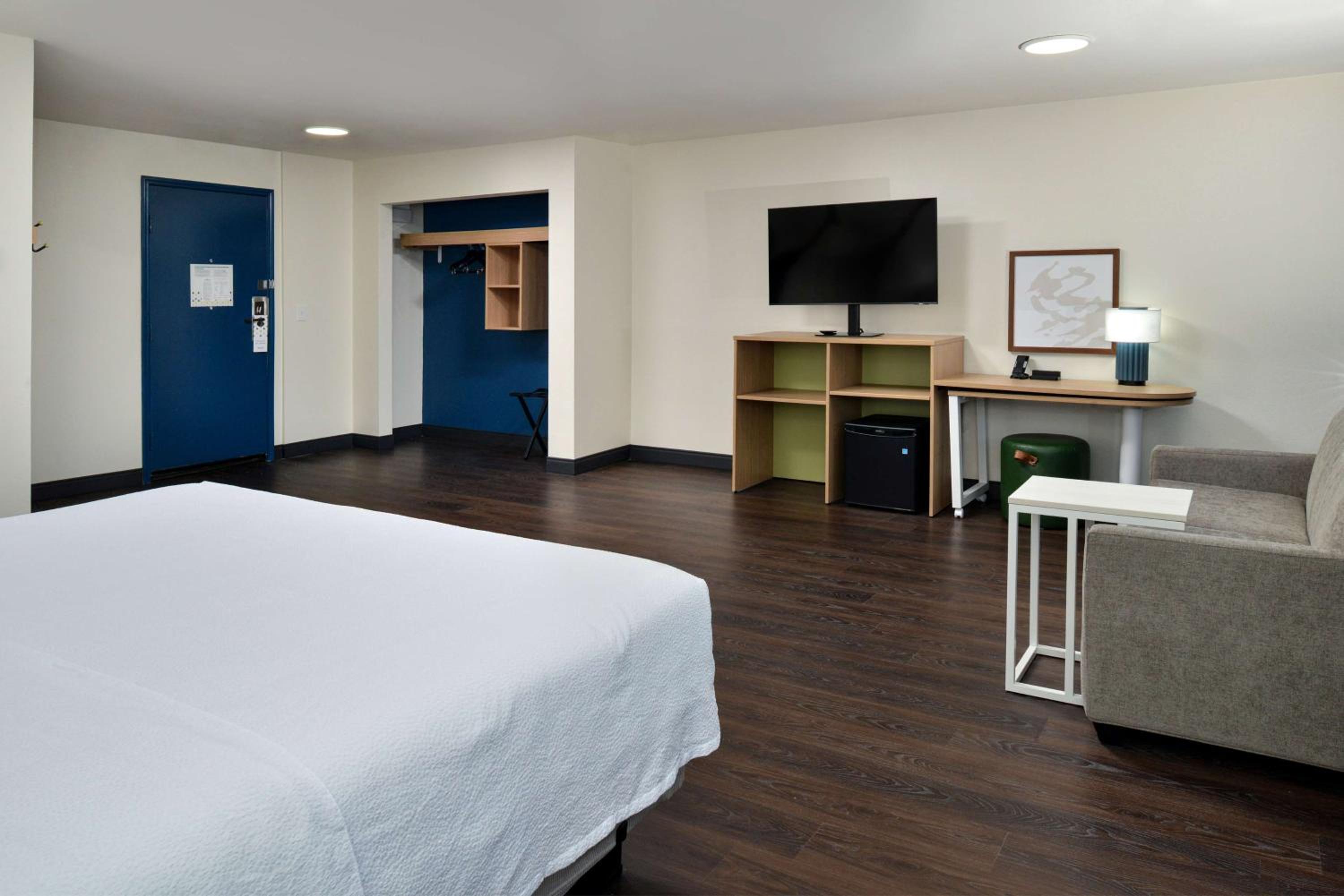 King Room with Sofa Bed - Non-Smoking - Photo 2
