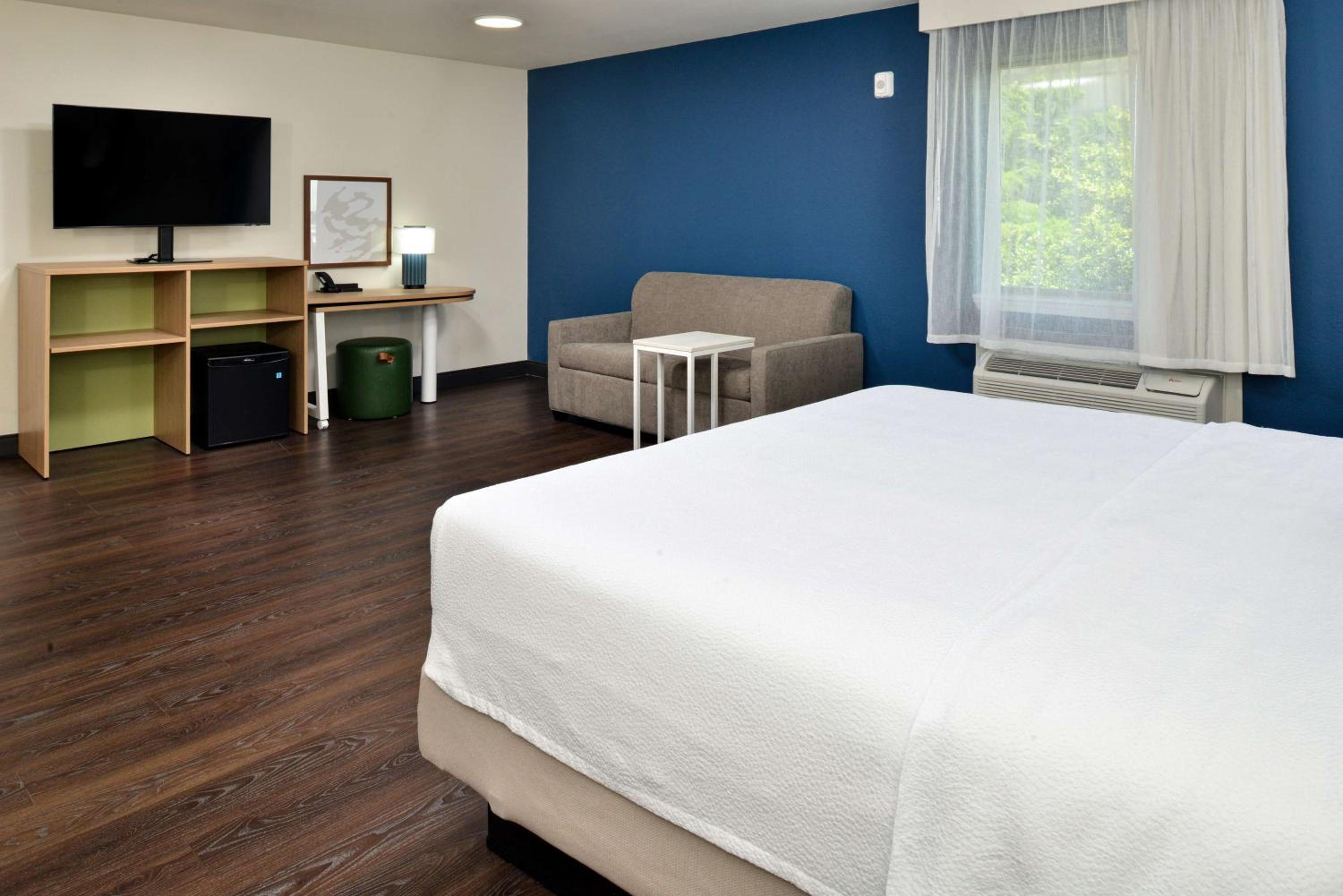 King Room with Sofa Bed - Non-Smoking - Photo 7