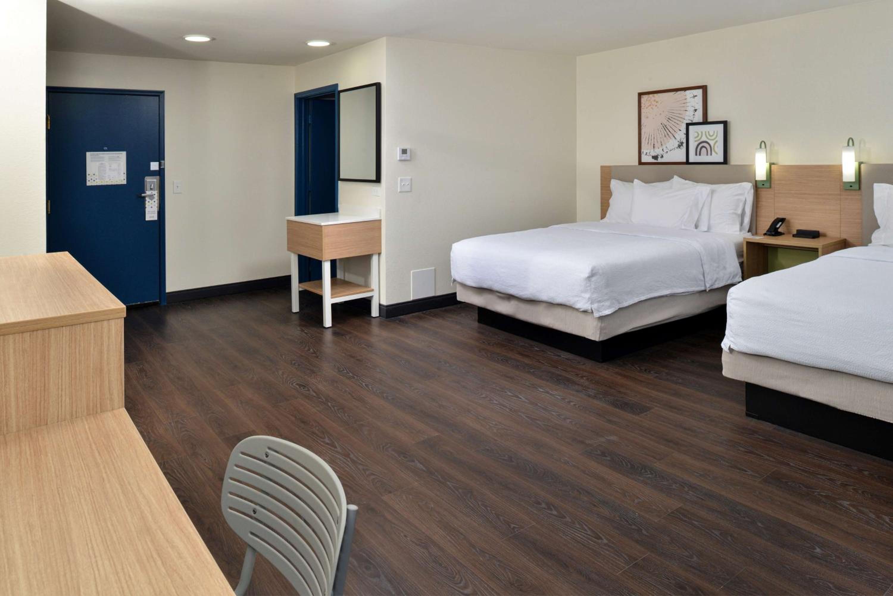 Queen Room with Two Queen Beds - Photo 2