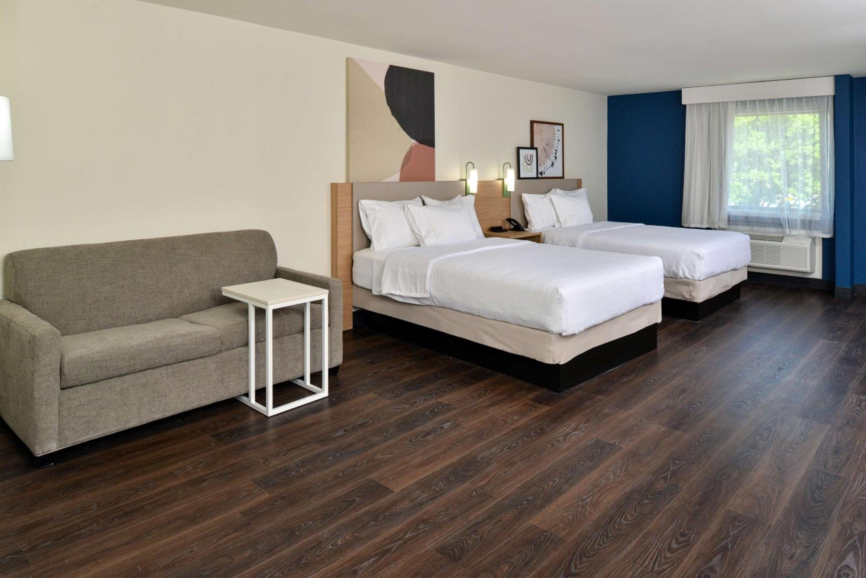 Queen Room with Two Queen Beds and Sofa Bed - Photo 2