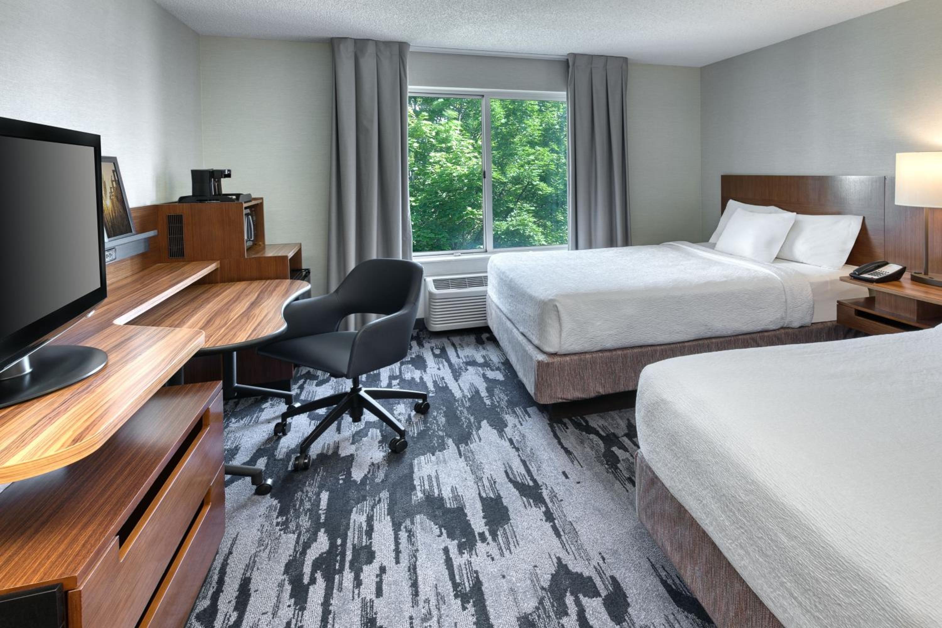 Queen Room With Two Queen Beds And Adapted Tub - Mobility And Hearing Accessible photo 1