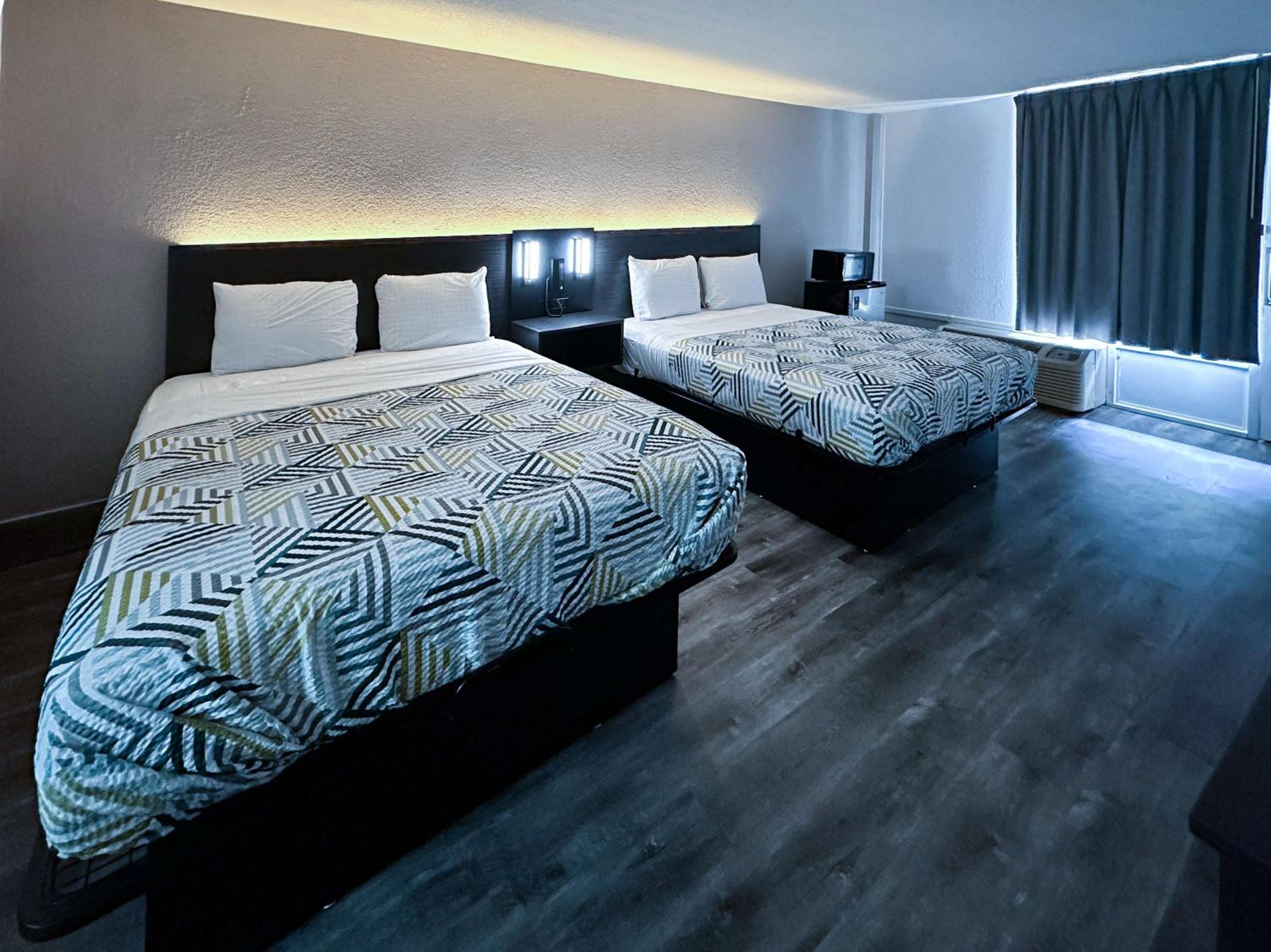 Queen Room with Two Queen Beds - Disability Access - Non-Smoking - Photo 1