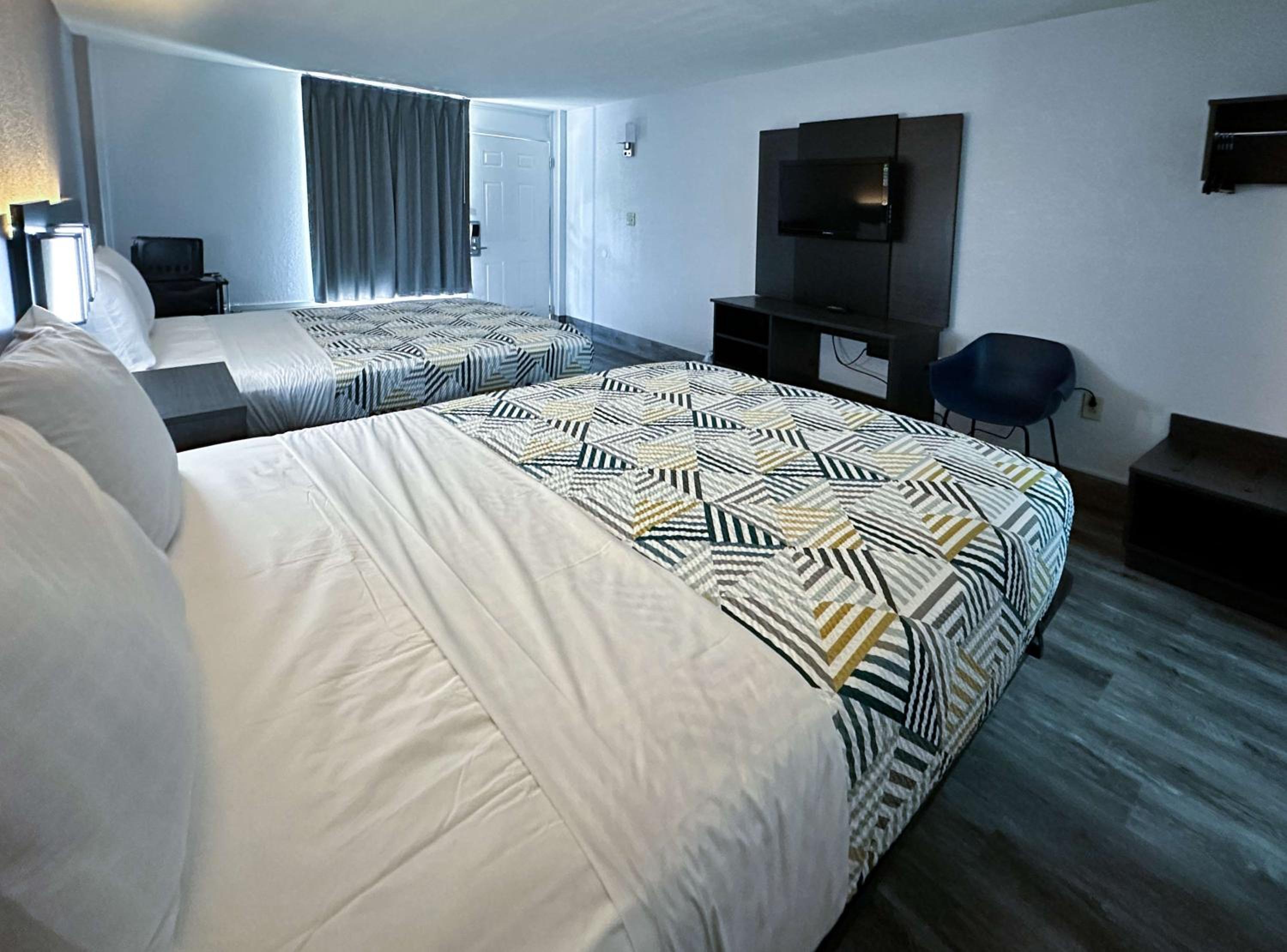 Queen Room with Two Queen Beds - Disability Access - Non-Smoking - Photo 4