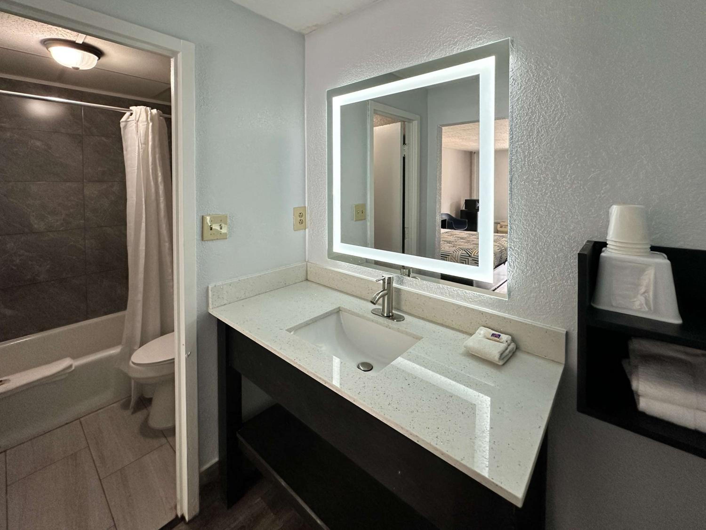 King Room - Non-Smoking - Photo 2