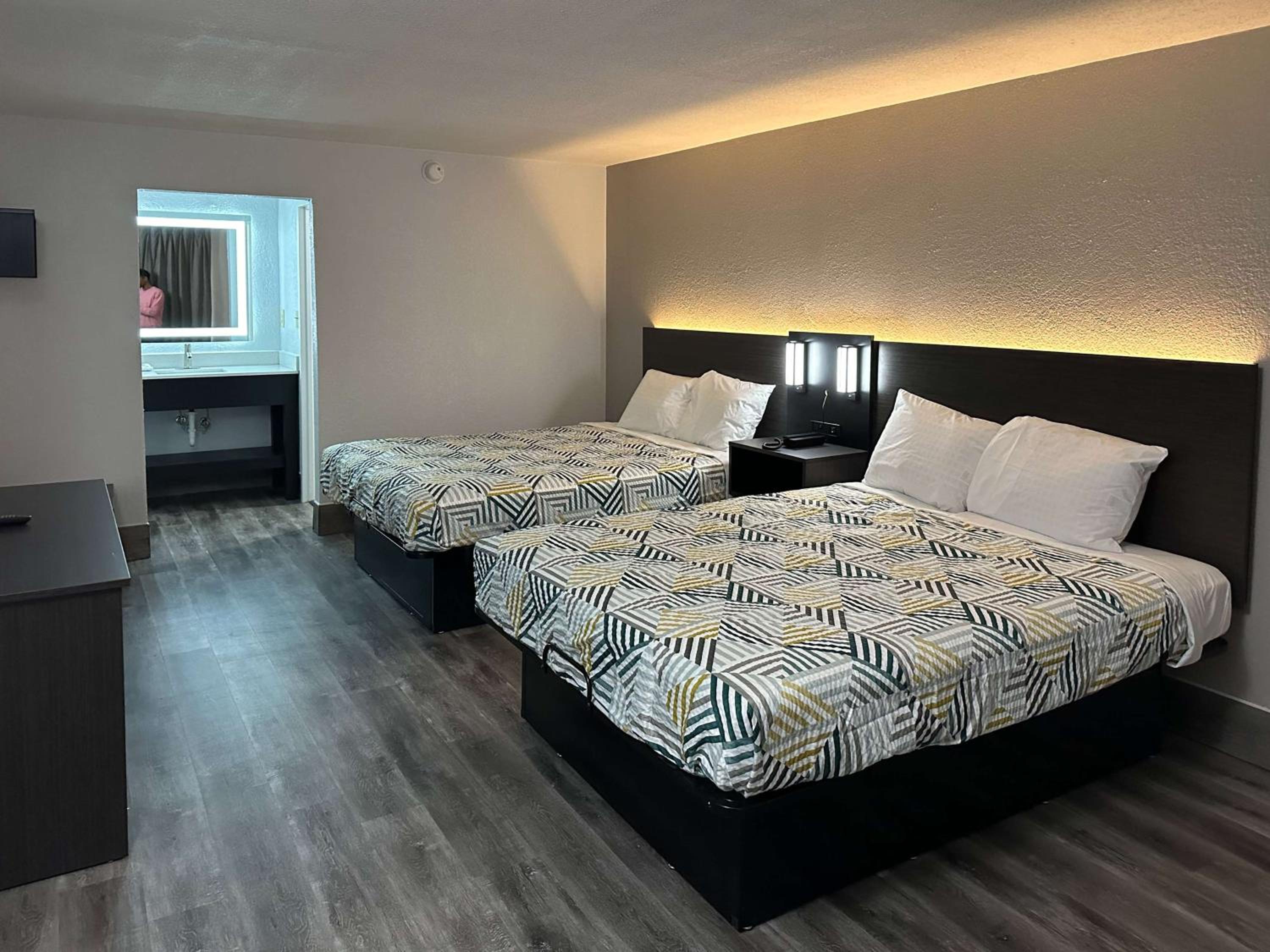 Queen Room with Two Queen Beds - Non-Smoking - Photo 3