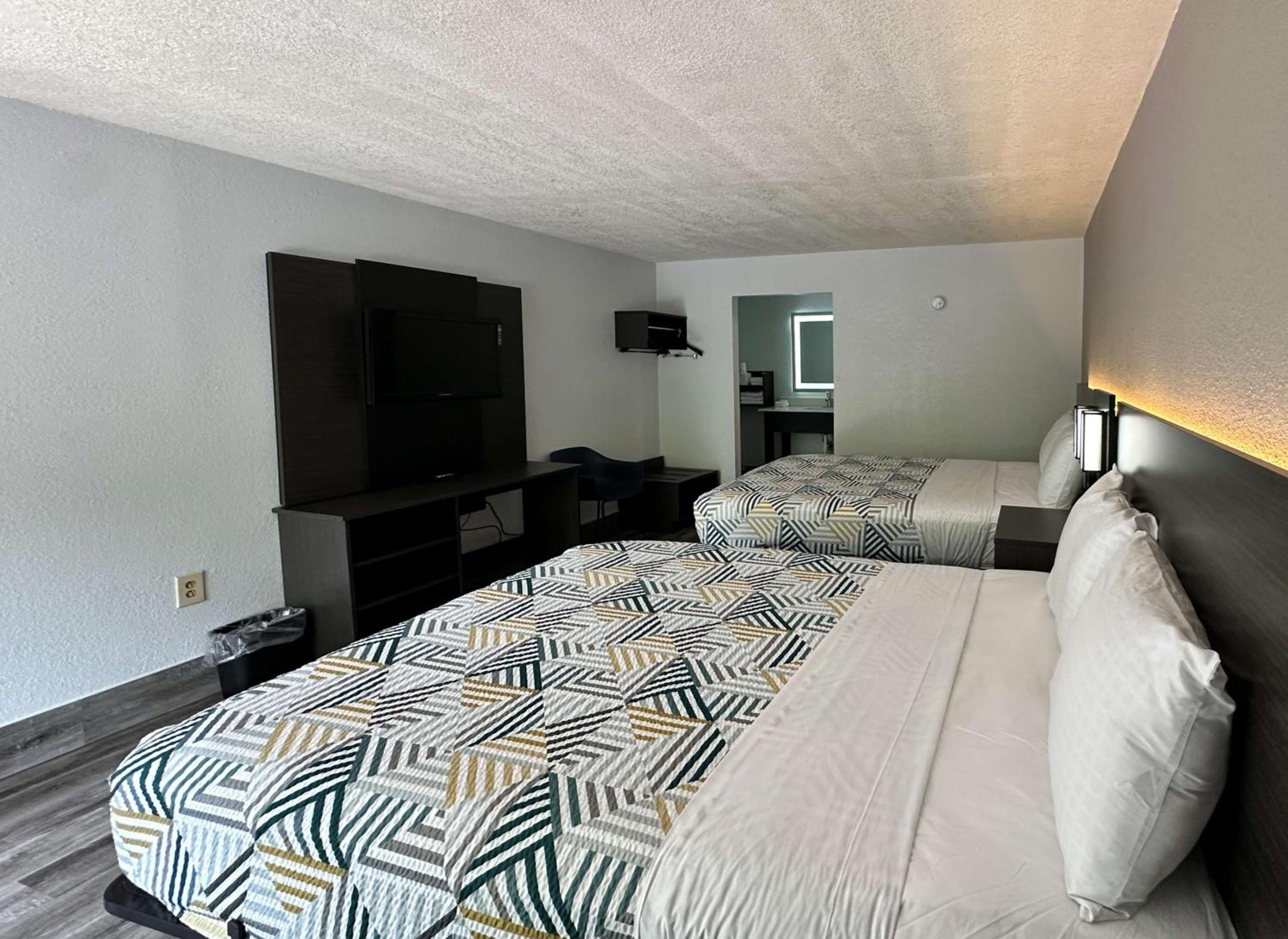 Queen Room with Two Queen Beds - Disability Access - Non-Smoking - Photo 2