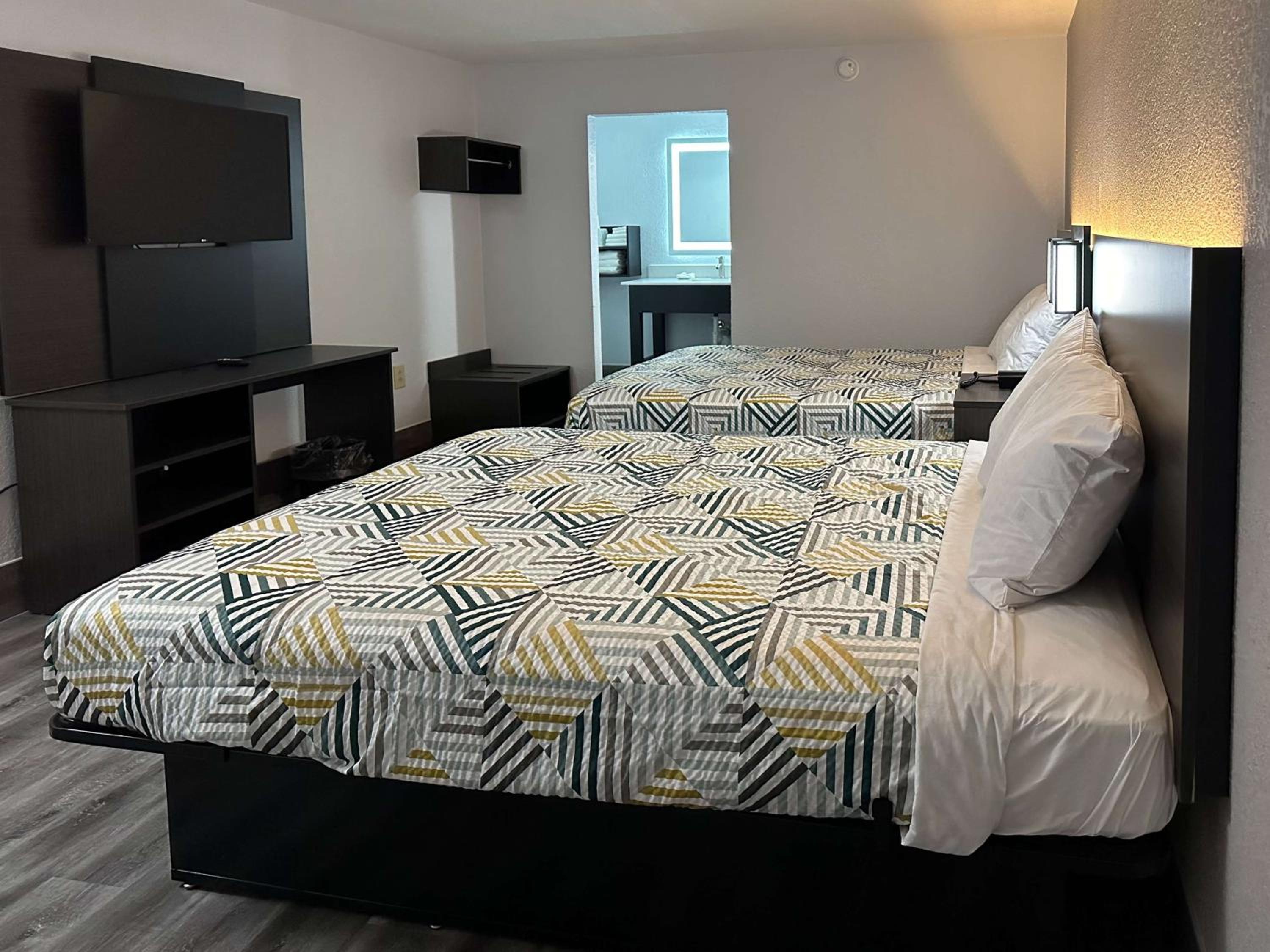 Queen Room with Two Queen Beds - Non-Smoking - Photo 2