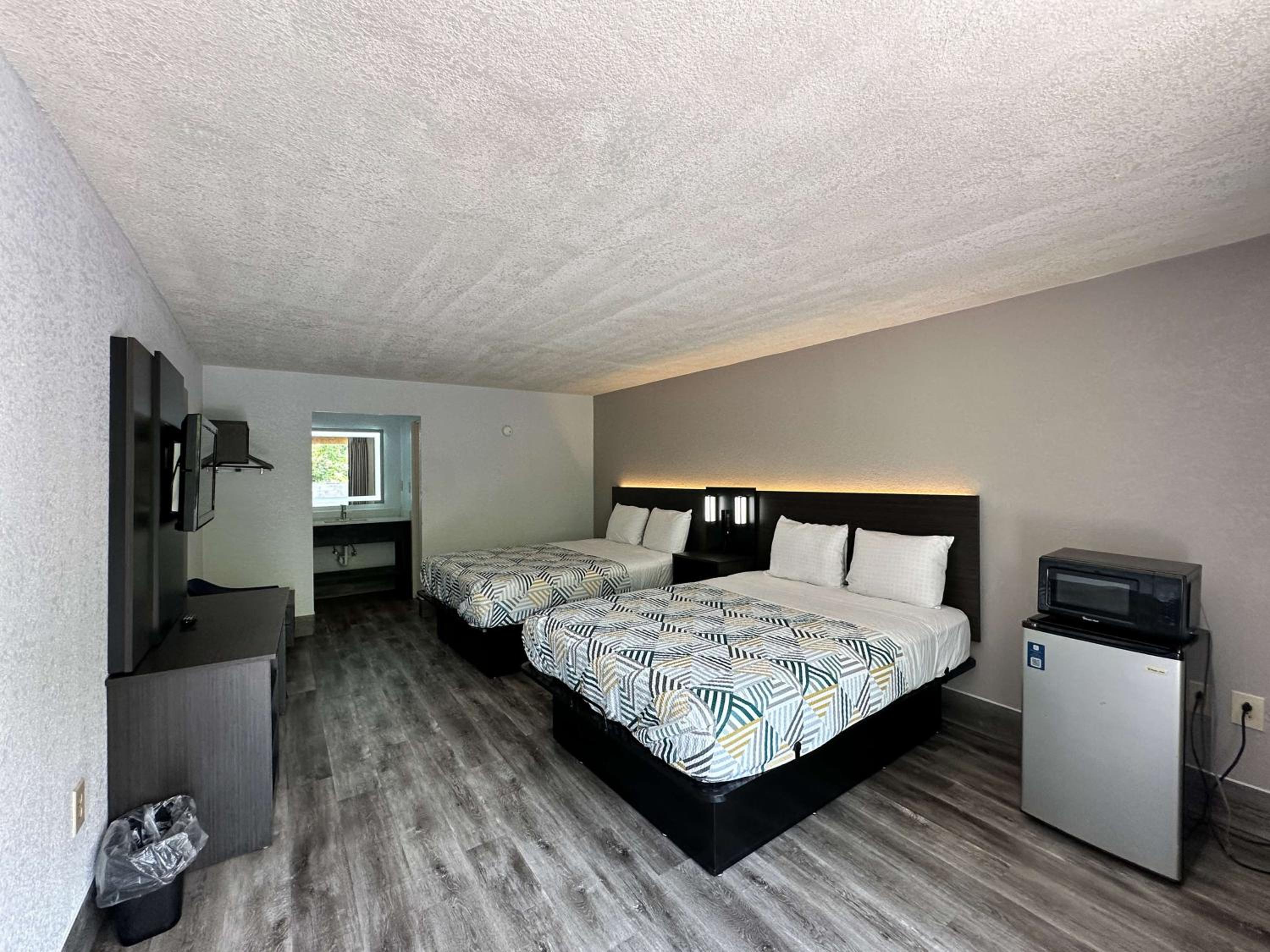 Queen Room with Two Queen Beds - Disability Access - Non-Smoking - Photo 3