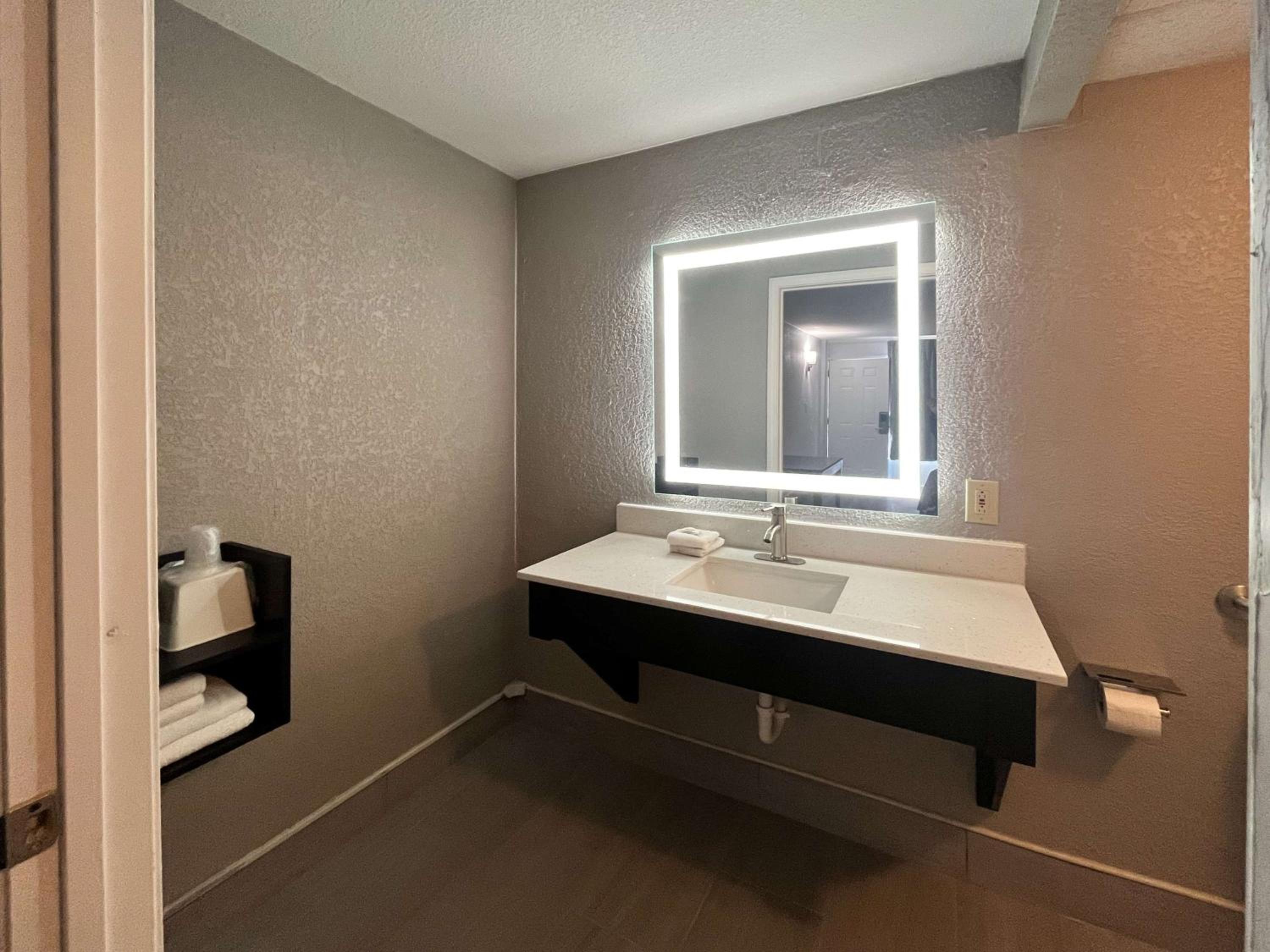 King Room - Disability Access - Non-Smoking - Photo 8