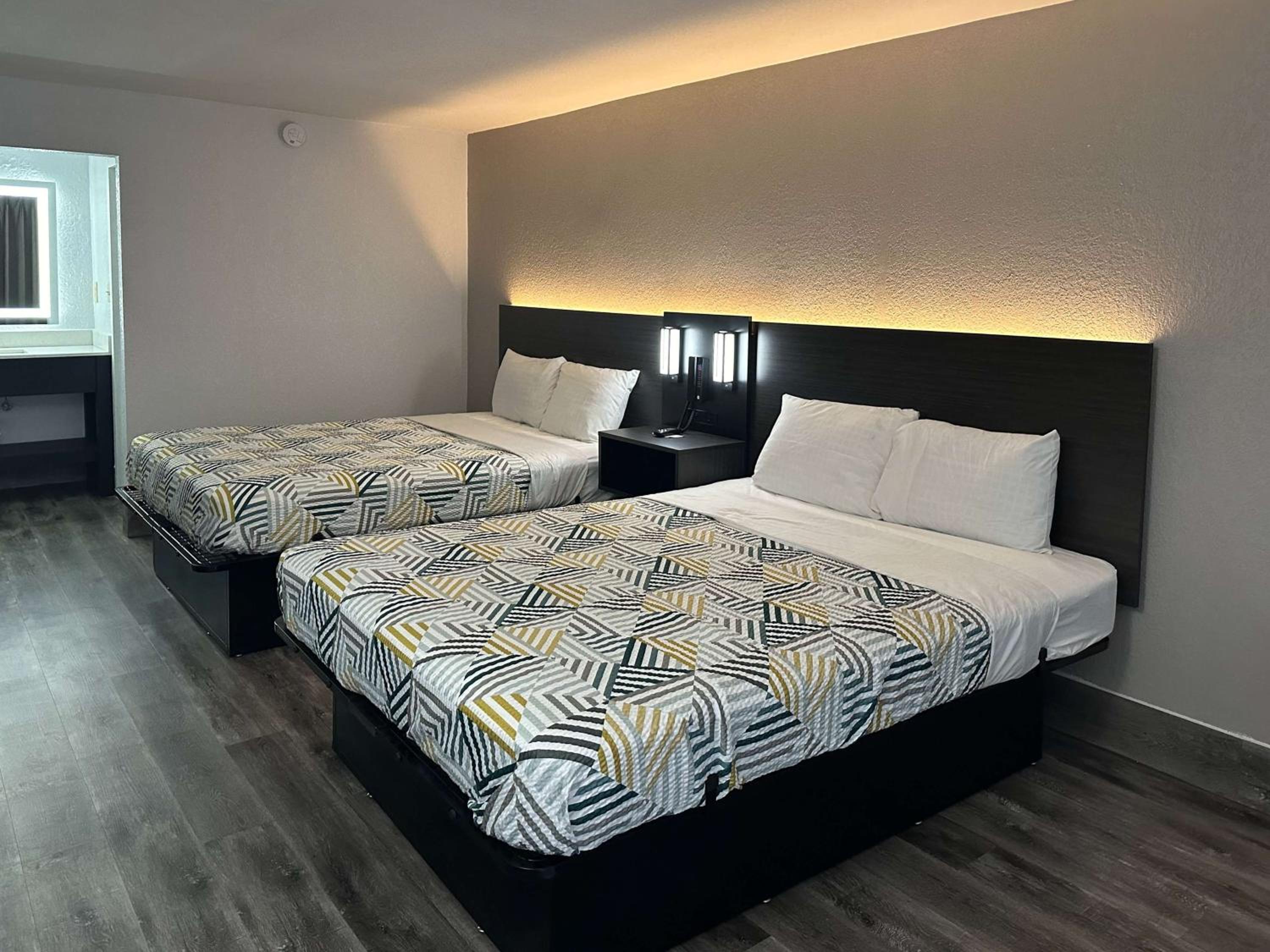 Queen Room with Two Queen Beds - Non-Smoking - Photo 1