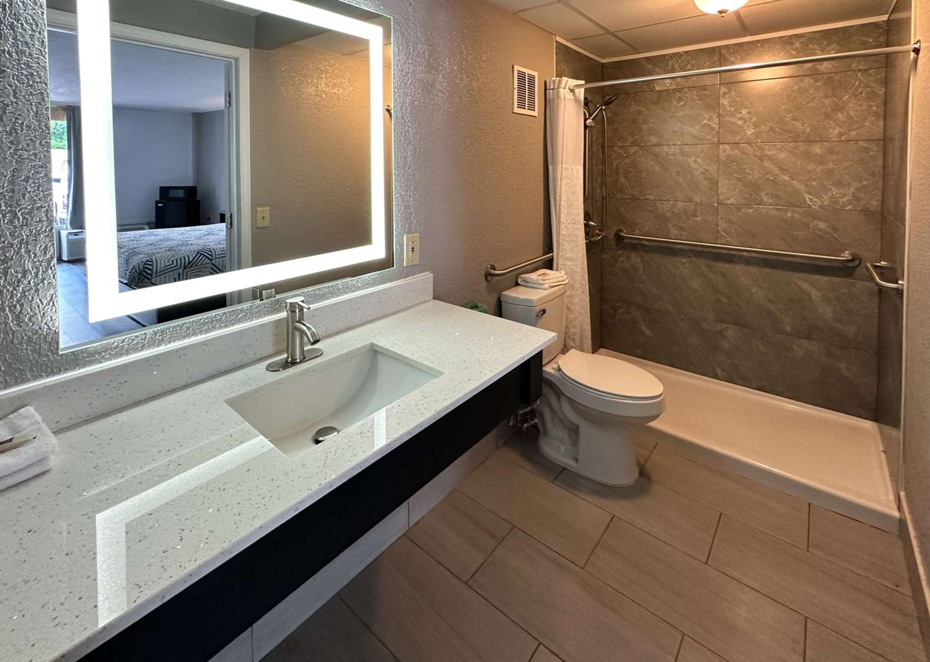 King Room - Disability Access - Non-Smoking - Photo 9