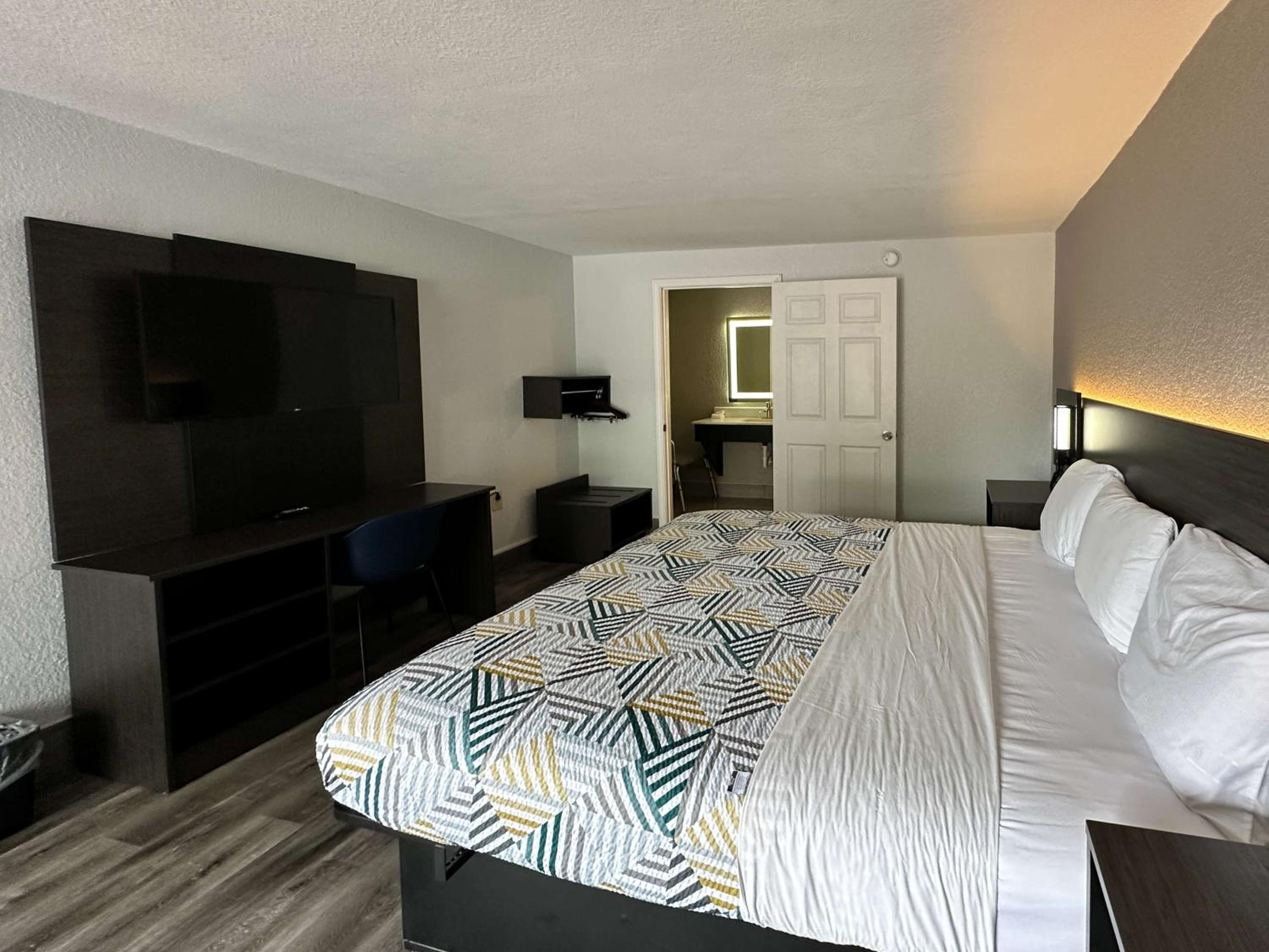 King Room - Disability Access - Non-Smoking - Photo 2