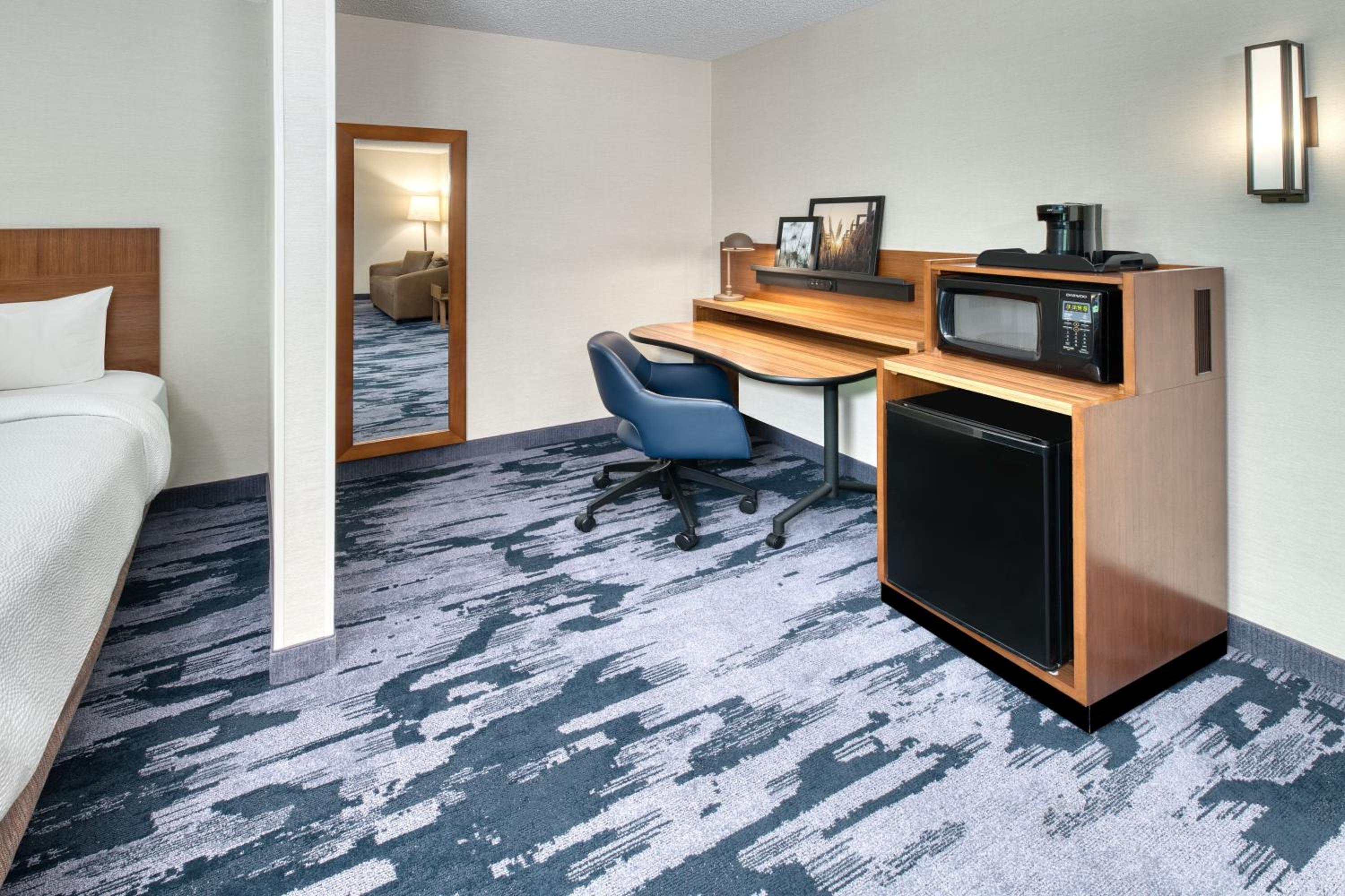 Queen Suite with Two Queen Beds and Sofa Bed photo 3