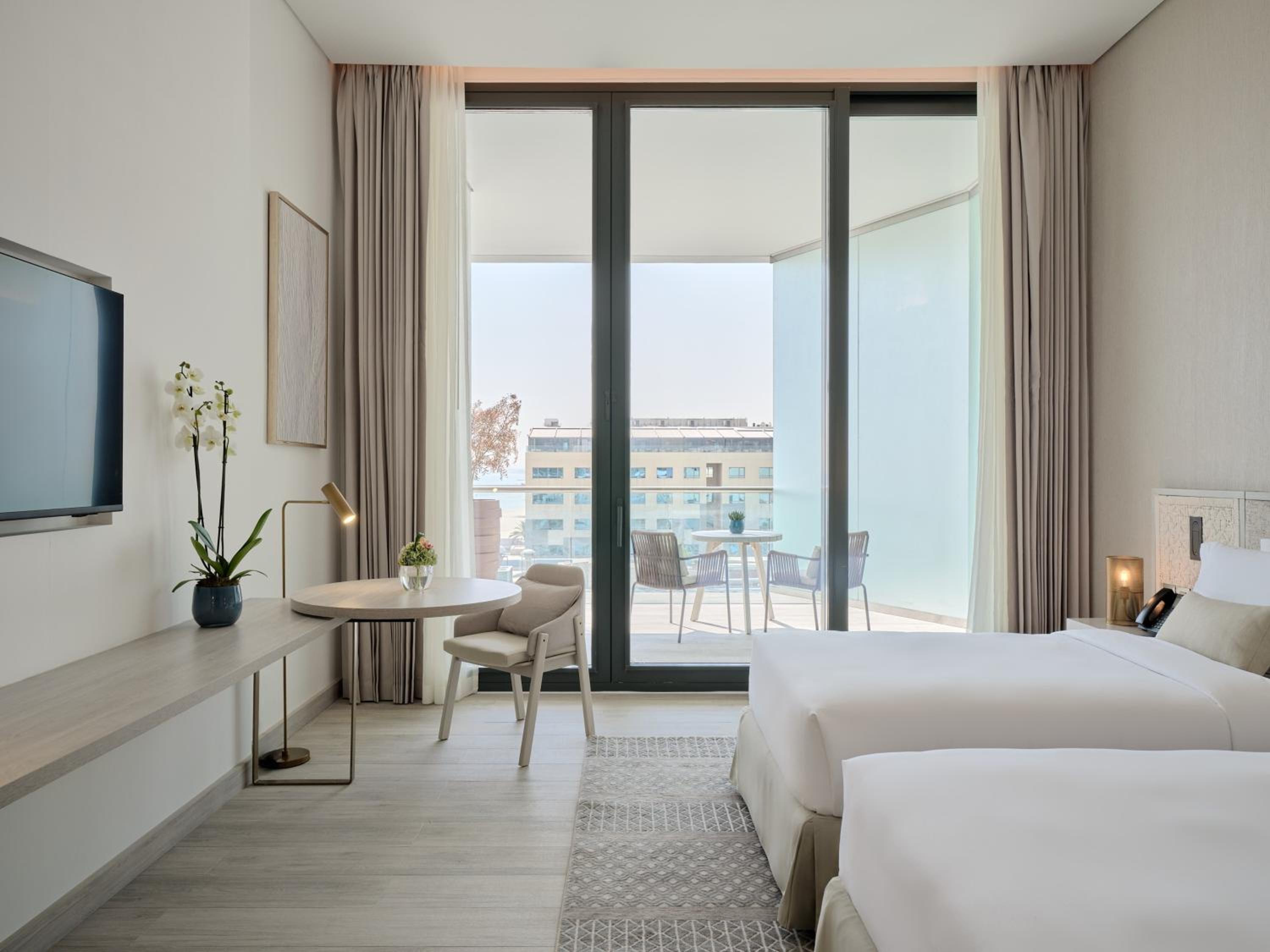 Deluxe Twin Room with Balcony - Furnished - Photo 2