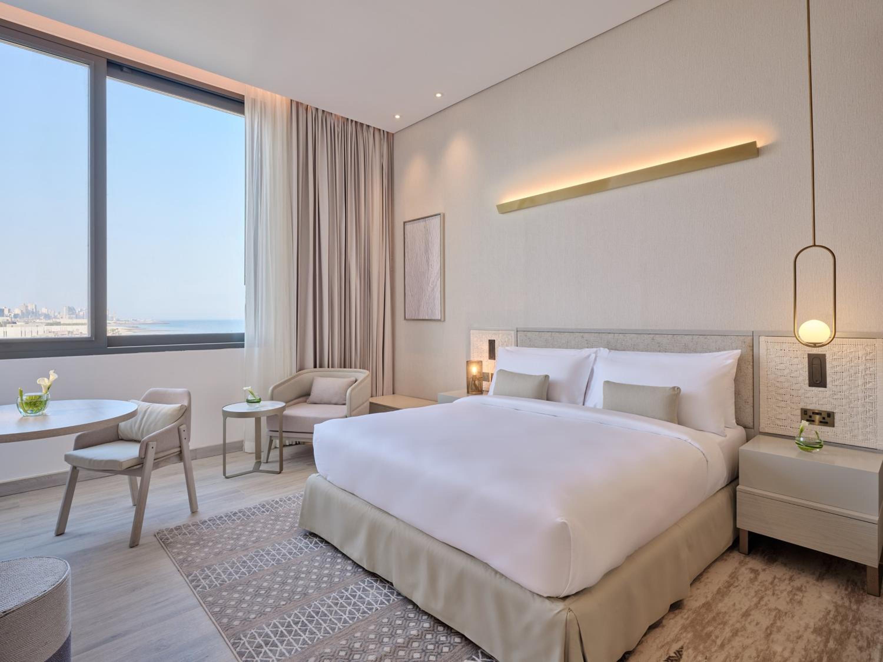 Deluxe King Room with City View - Photo 3