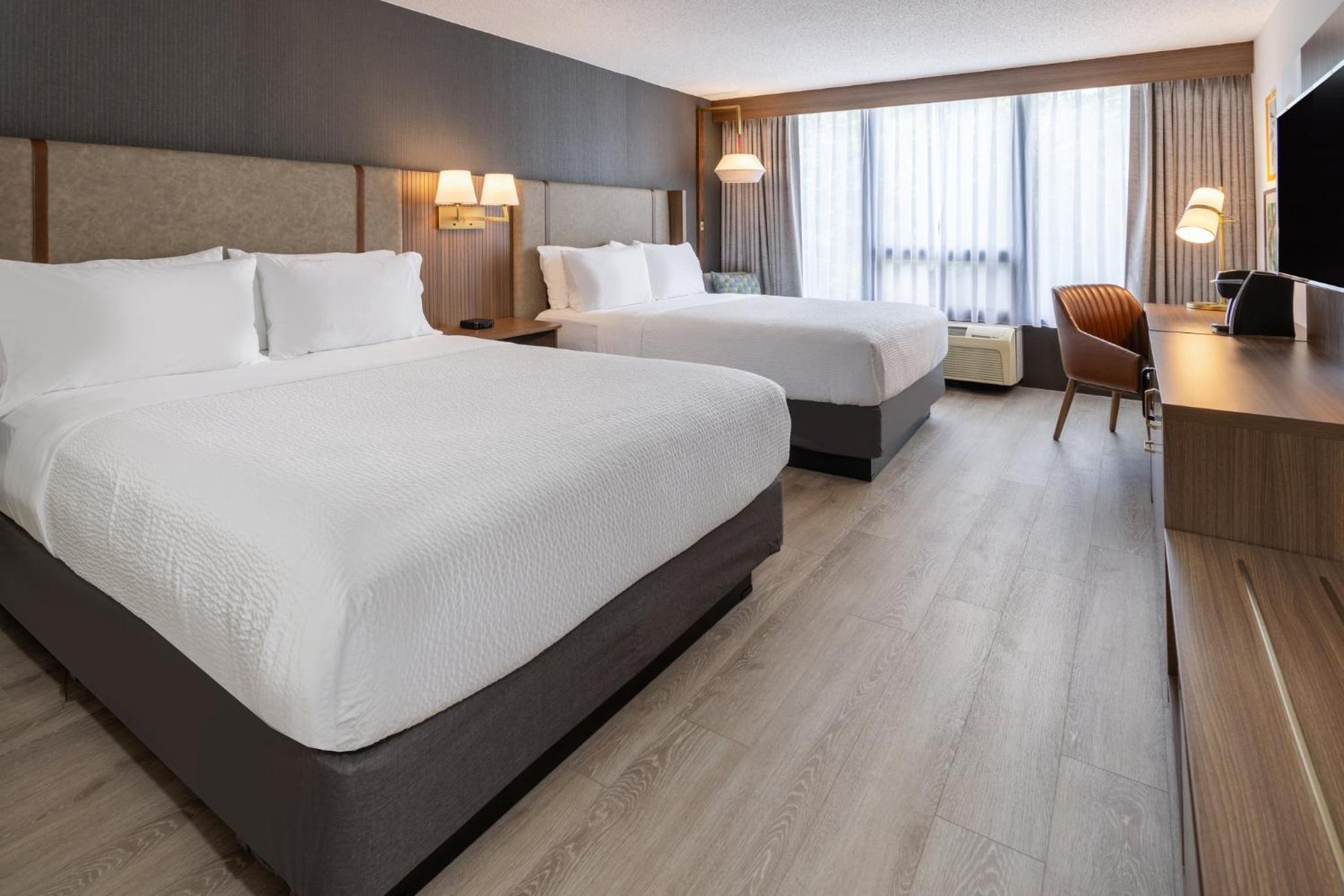 Queen Room with Two Queen Beds - High Floor/Non-Smoking - Photo 5