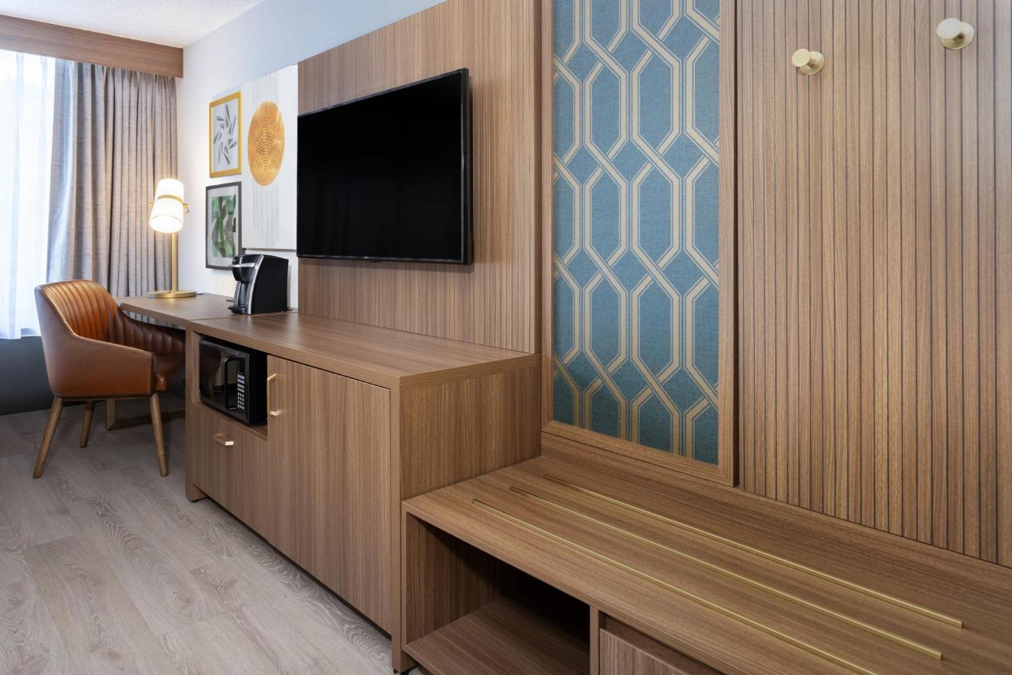 Standard Room with Two Queen Beds - Photo 2