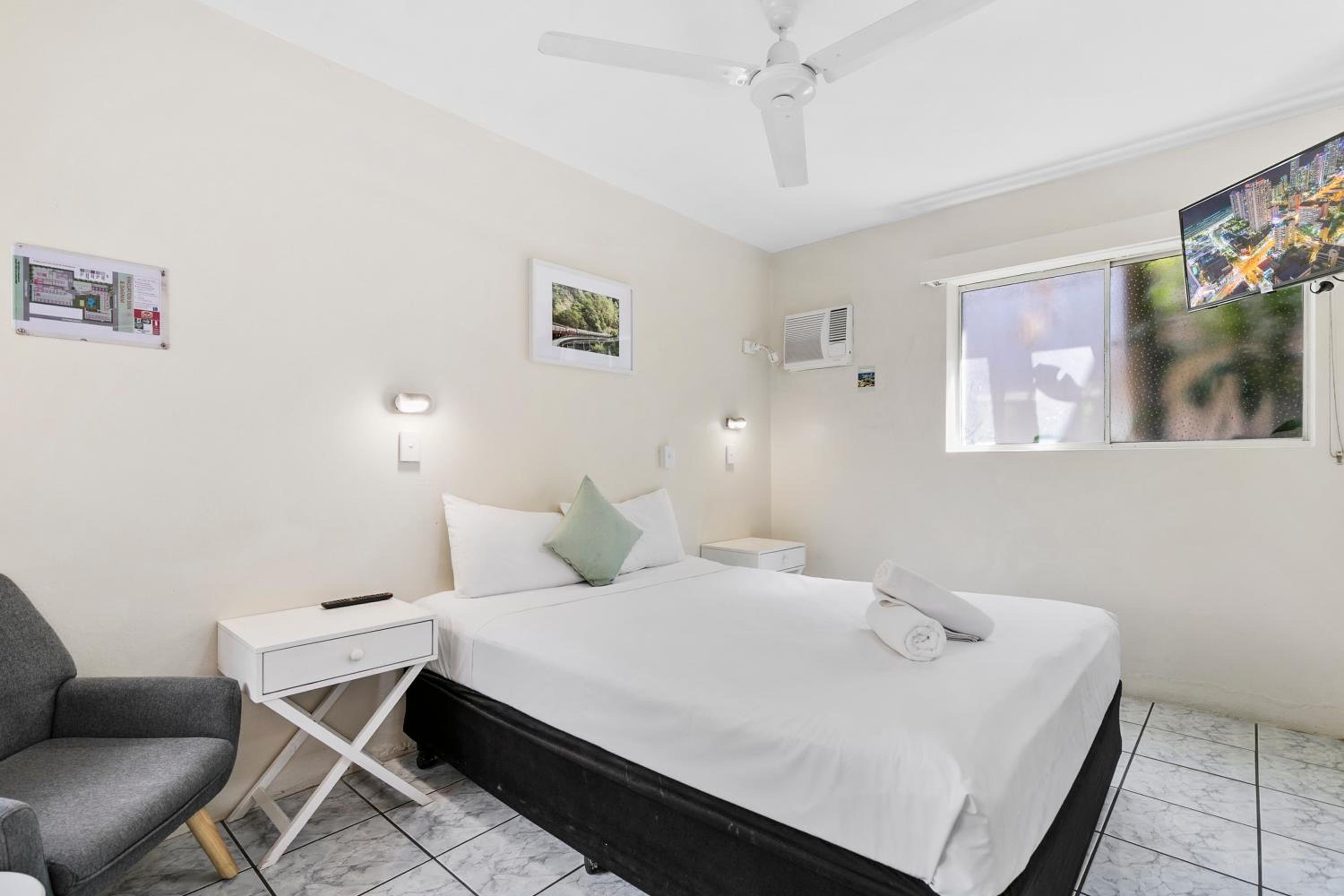 Standard Queen Room - Photo 7