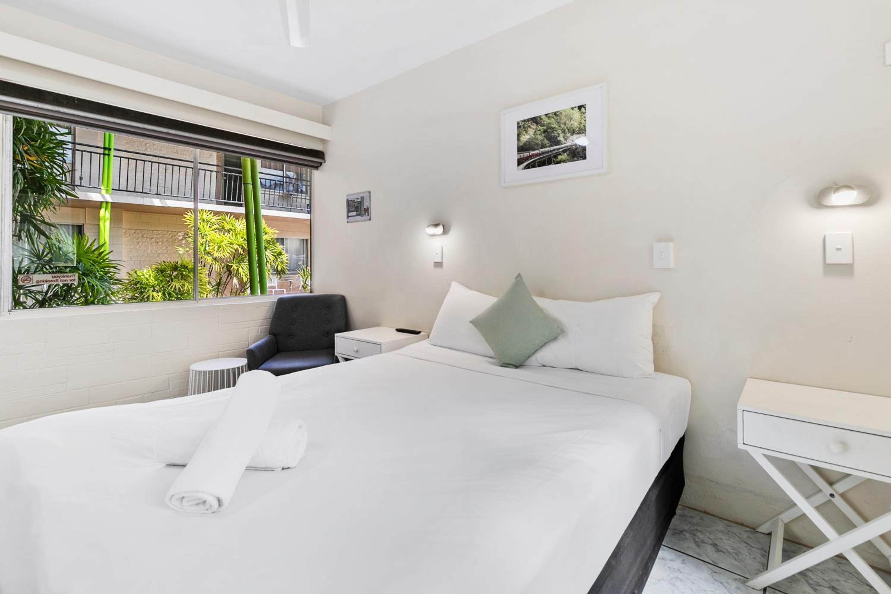 Standard Queen Room - Photo 6