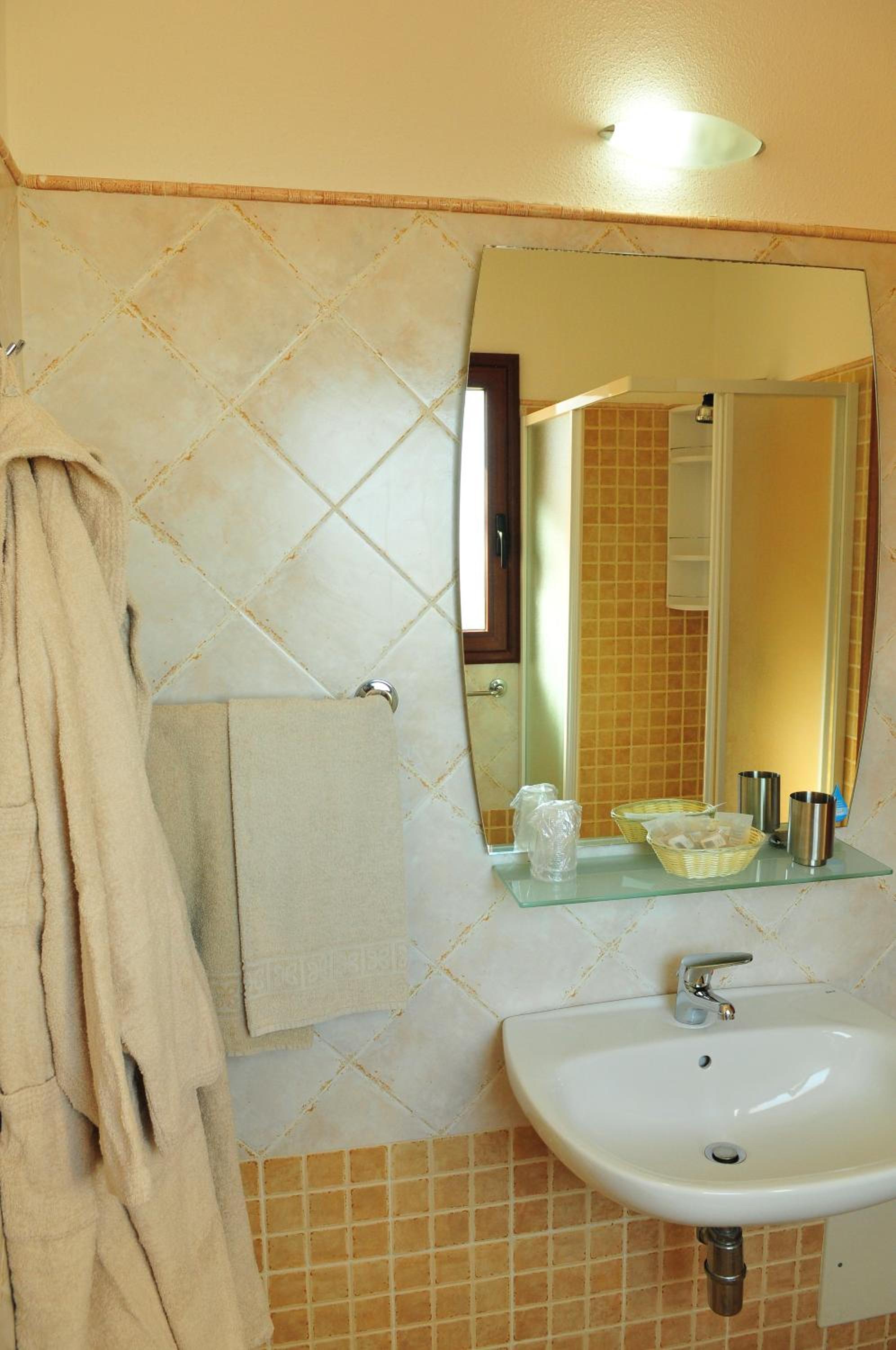 Double or Twin Room - Photo 6