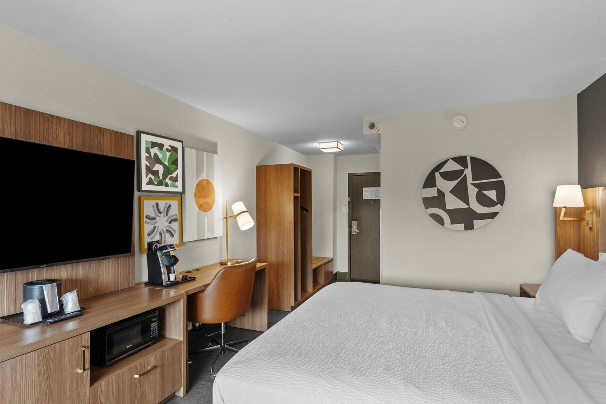 Standard King Room - Photo 16
