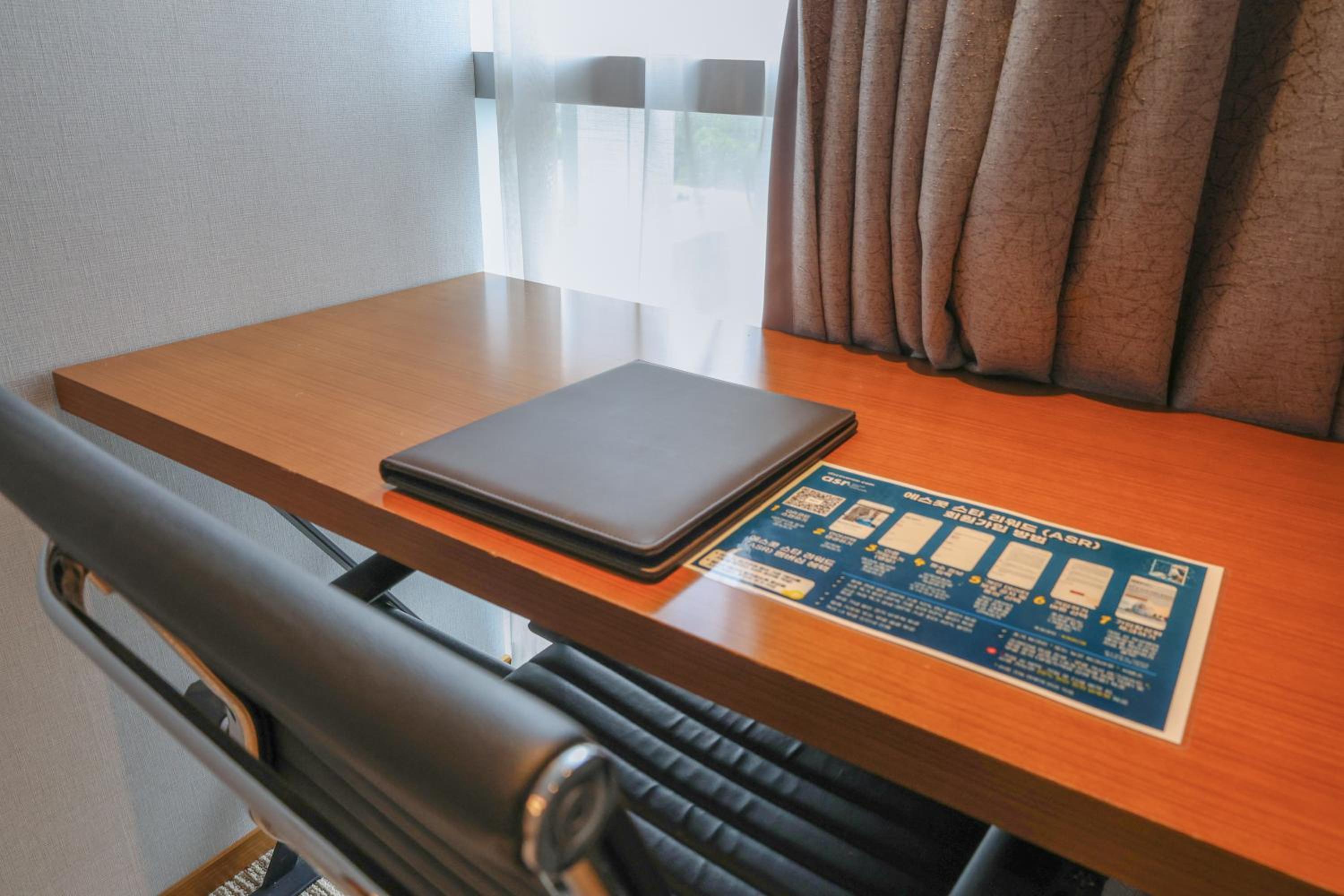 [TWOTWO PKG] Executive Suite with access to pool for 2 sessions & Late check out til 2pm