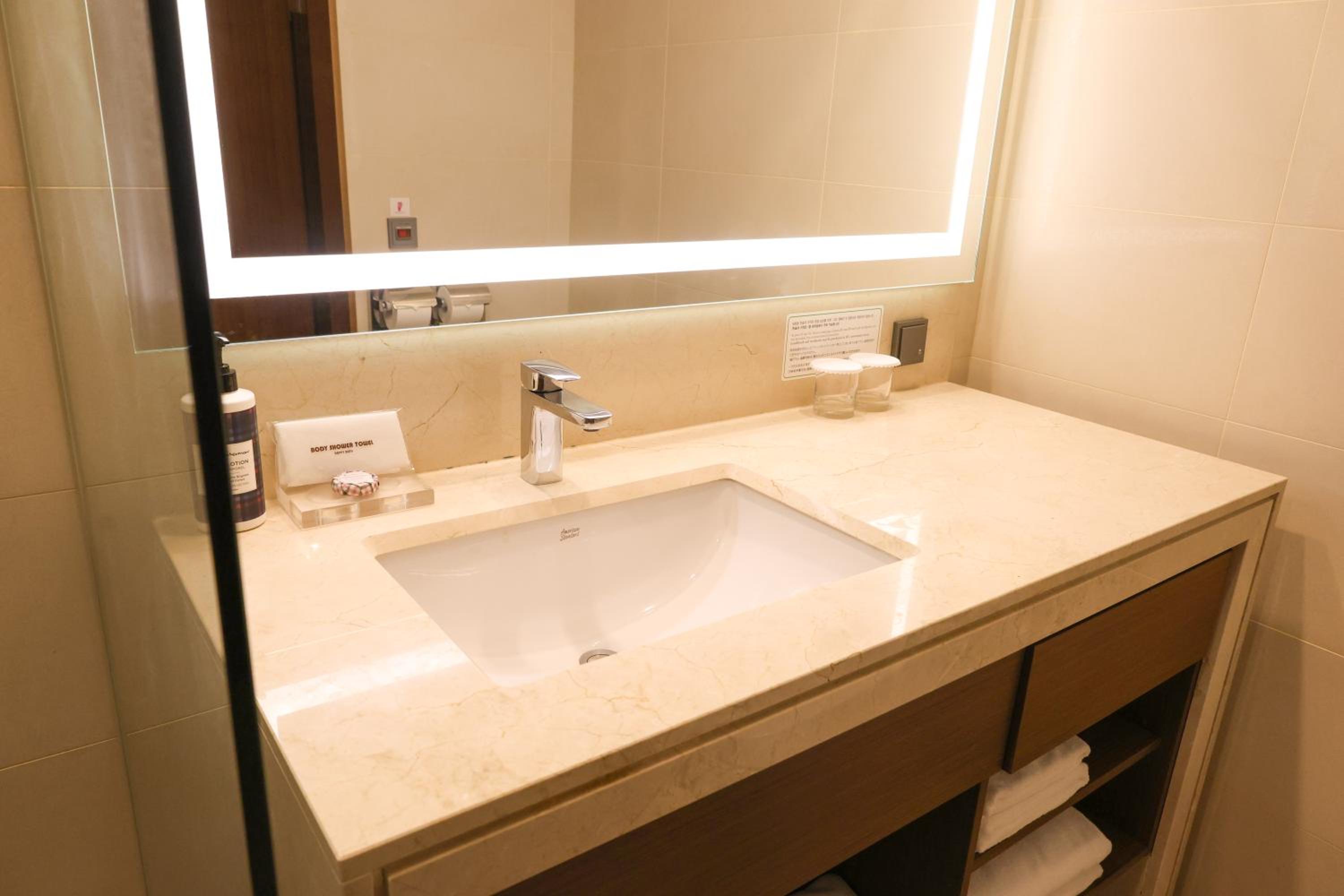 [My Holiday Pkg] Balcony Deluxe Twin Room With Cgv Movie Ticket*1 + Can Beer*2 + Snack*1 + Late Check Out Til 13:00 photo 3