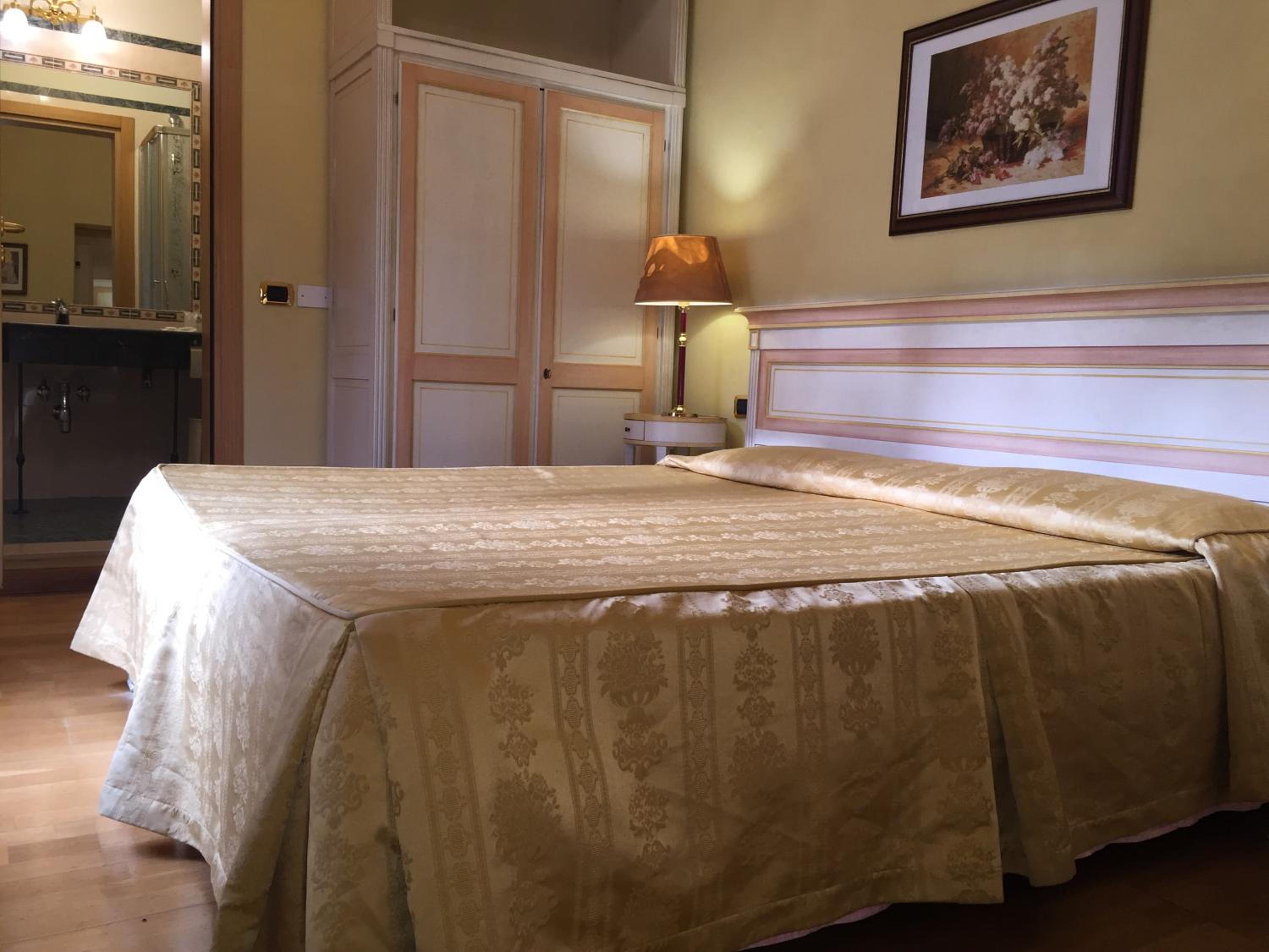Double or Twin Room thumbnail 5