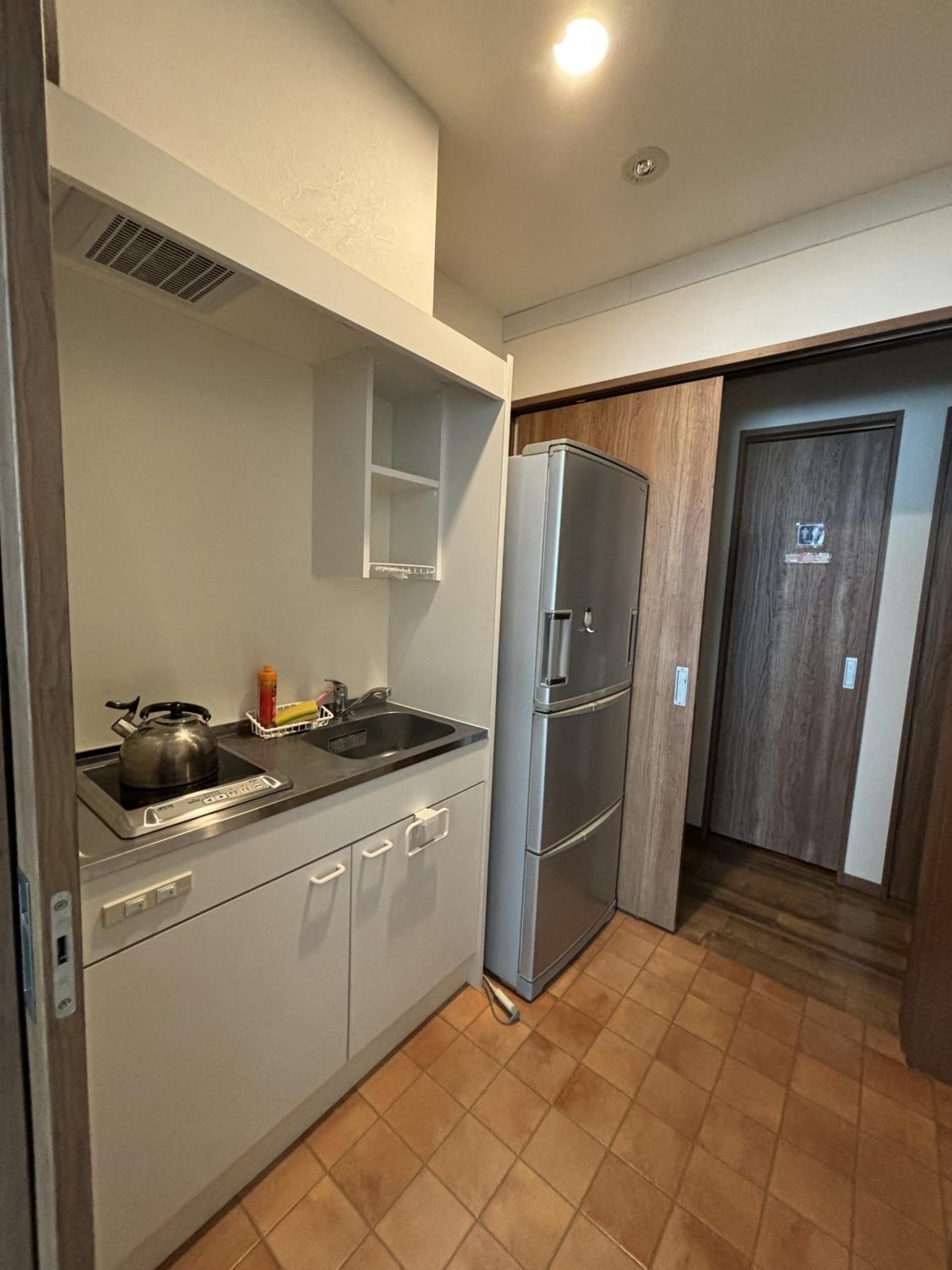 Twin Room with Extra Bed - Photo 8