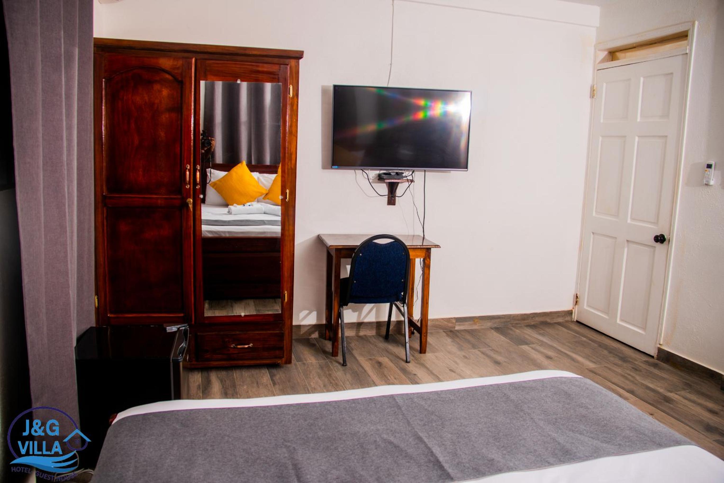 Queen Room photo 2