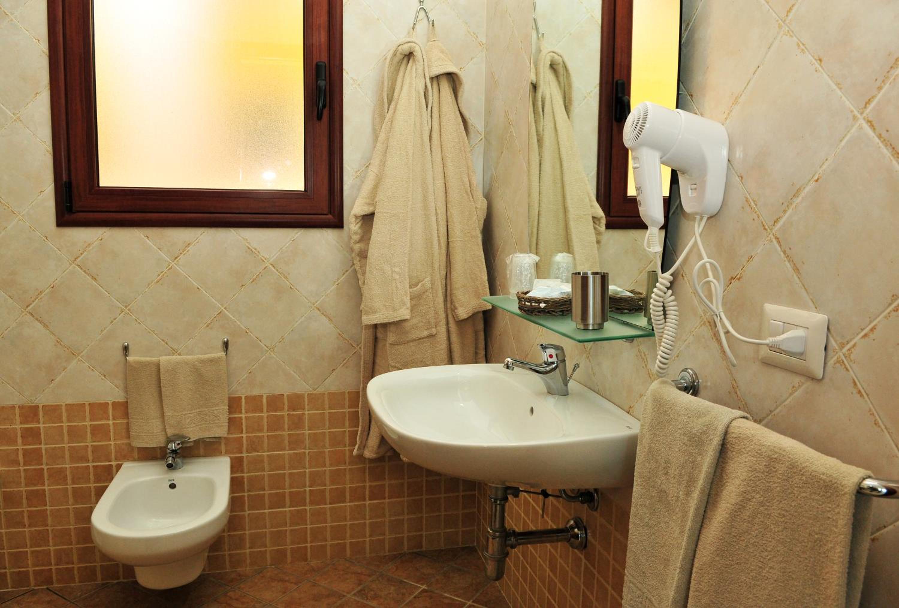 Double or Twin Room - Photo 5