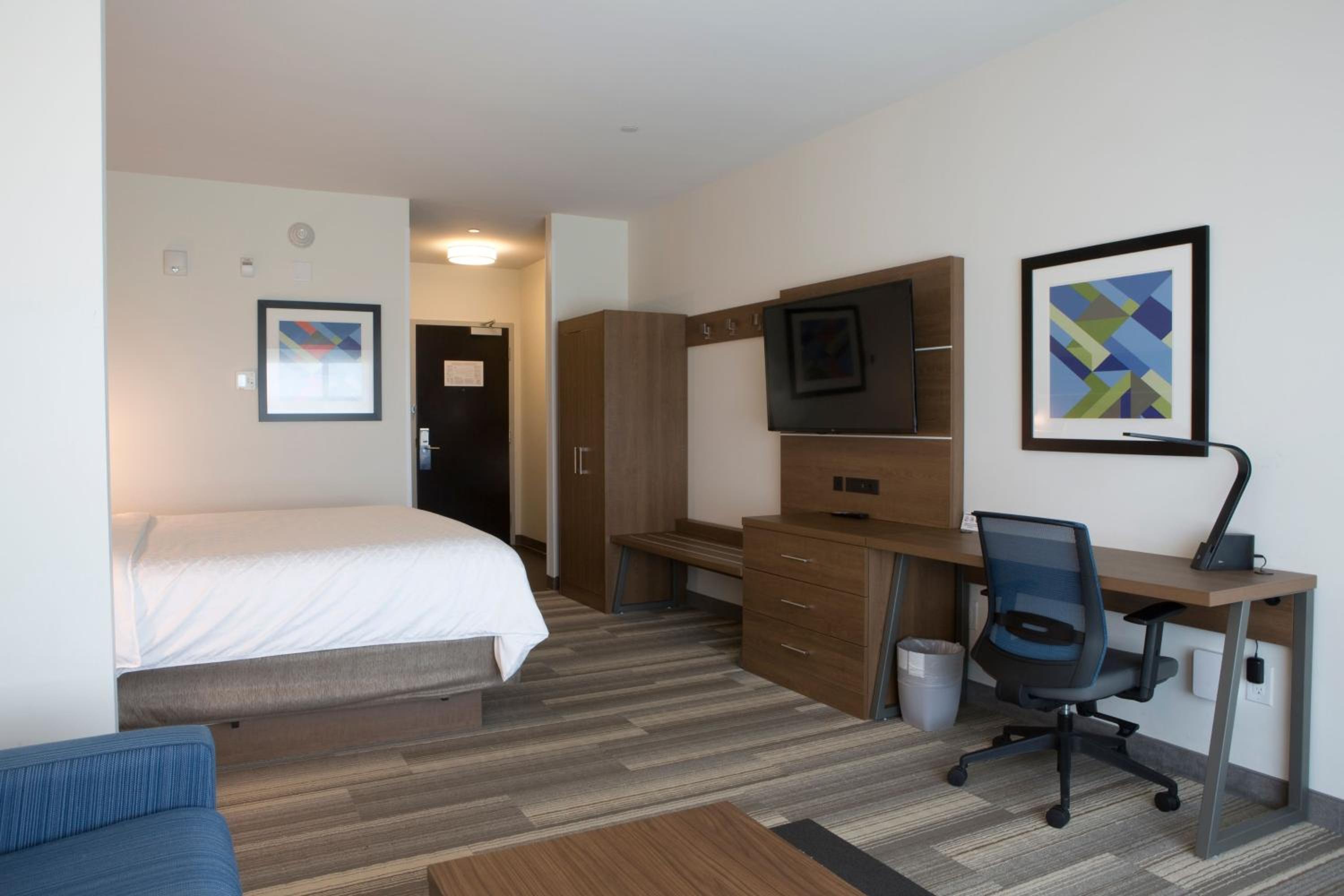 Standard King Room with Sofa Bed - Photo 5