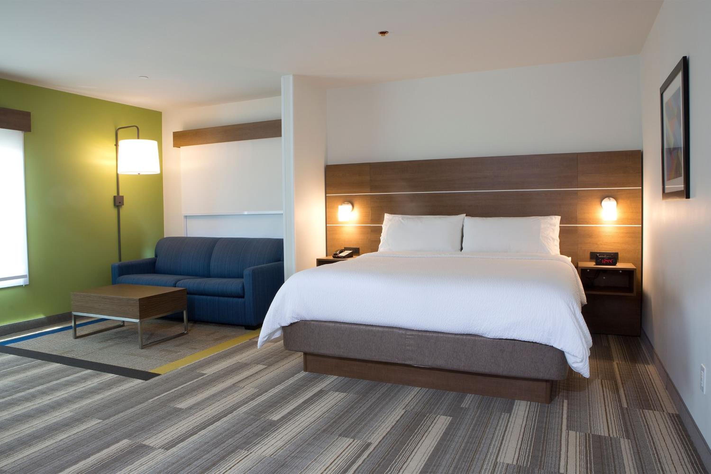 Standard King Room with Sofa Bed - Photo 6