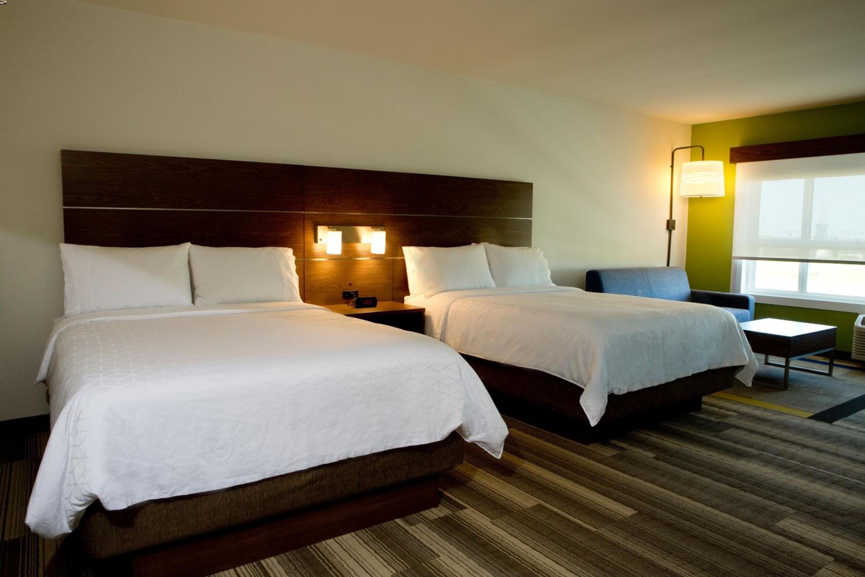 Queen Room with Two Queen Beds and Sofa Bed - Photo 5