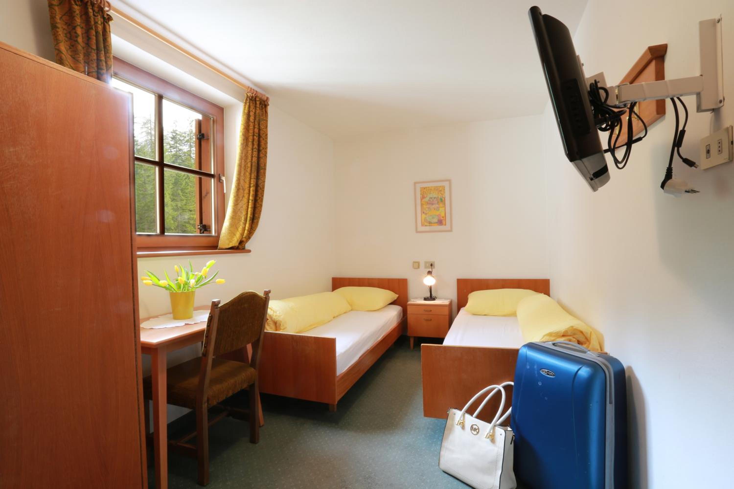 Twin Room with Bathroom - Photo 1
