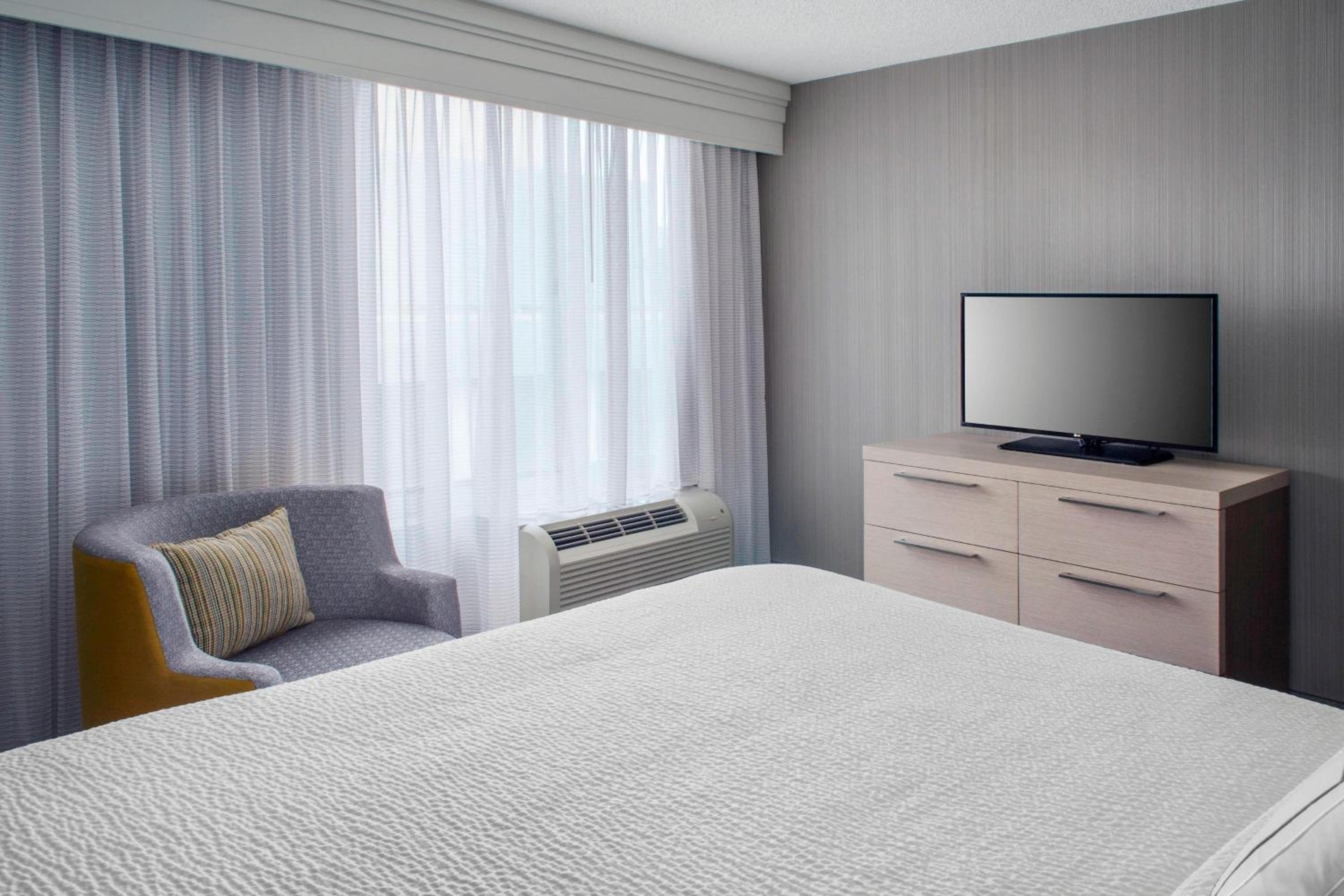 One-Bedroom King Suite - Photo 4