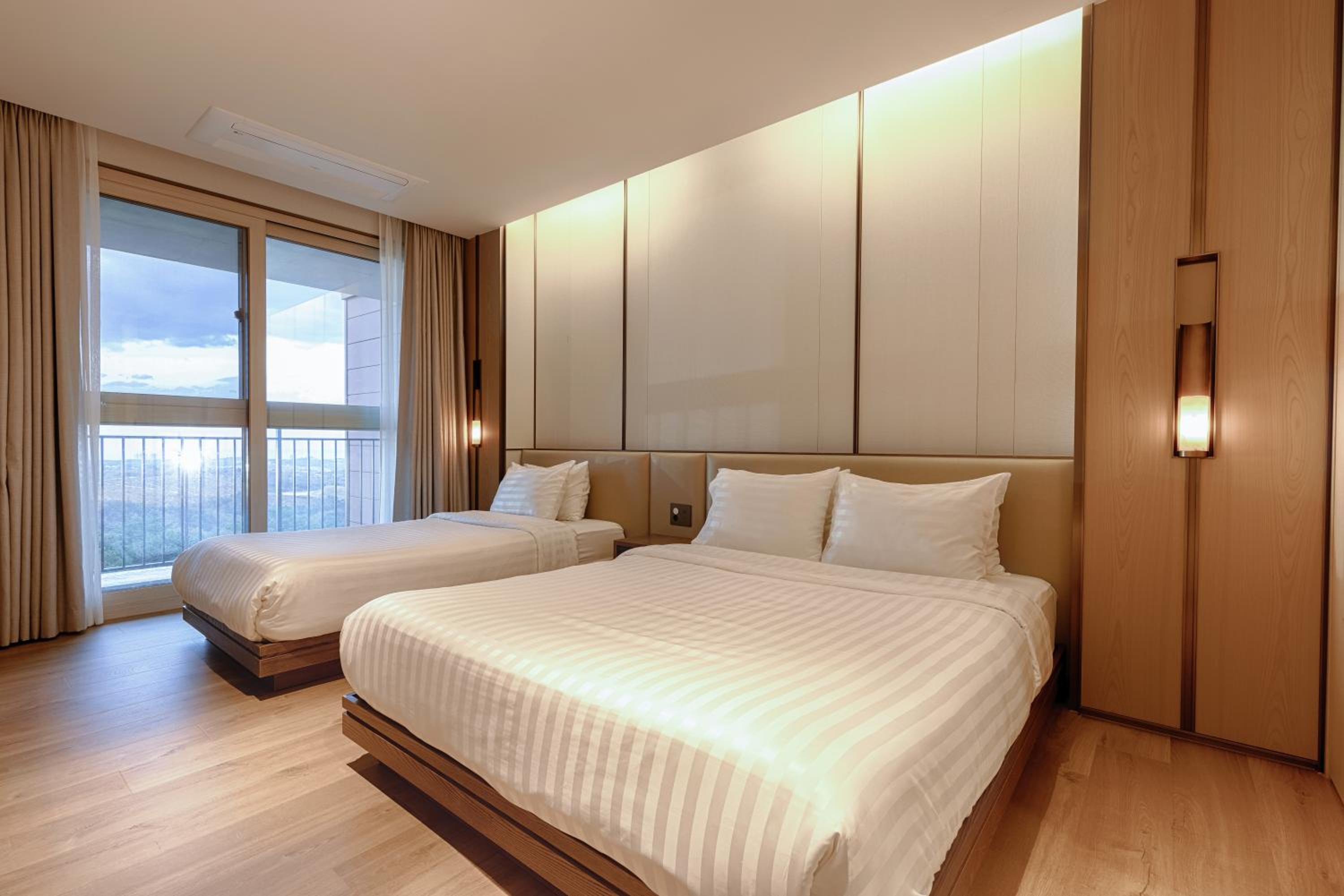 Gold Suite (No Kitchen/Panorama View/Bed) - Photo 2