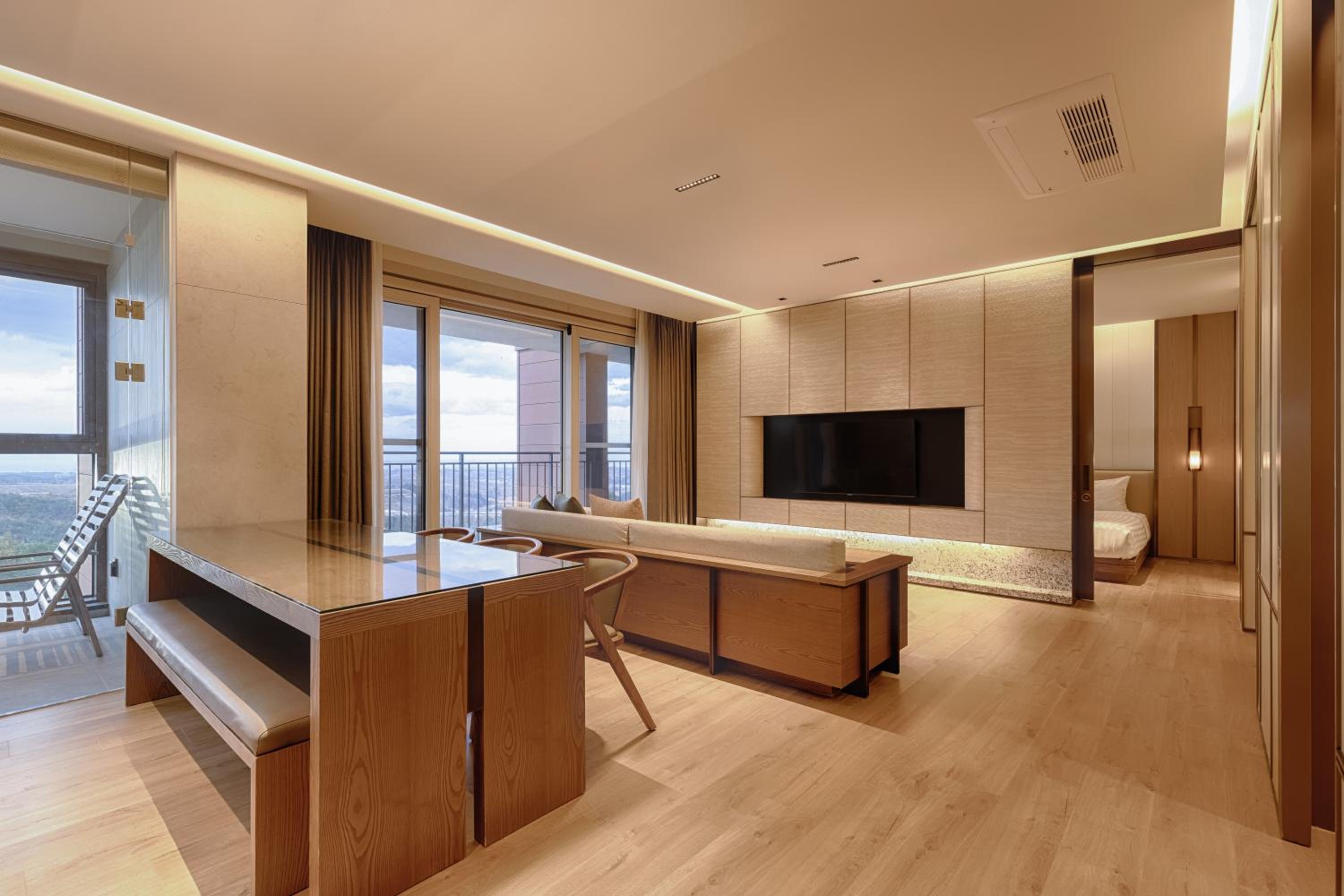 Gold Suite (No Kitchen/Panorama View/Bed) - Photo 1