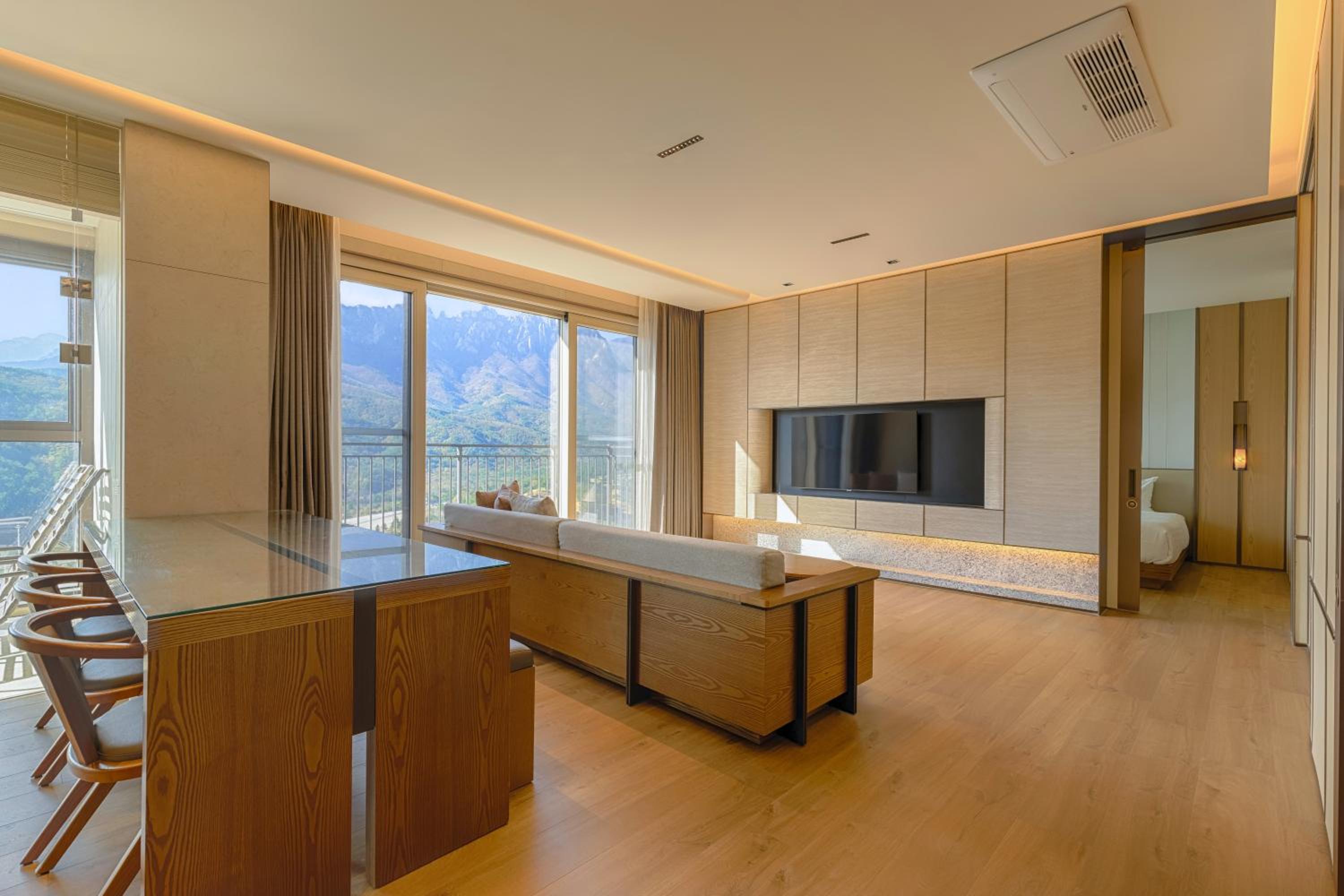 Gold Suite (Kitchen/Seorak Mountain View/Bed)