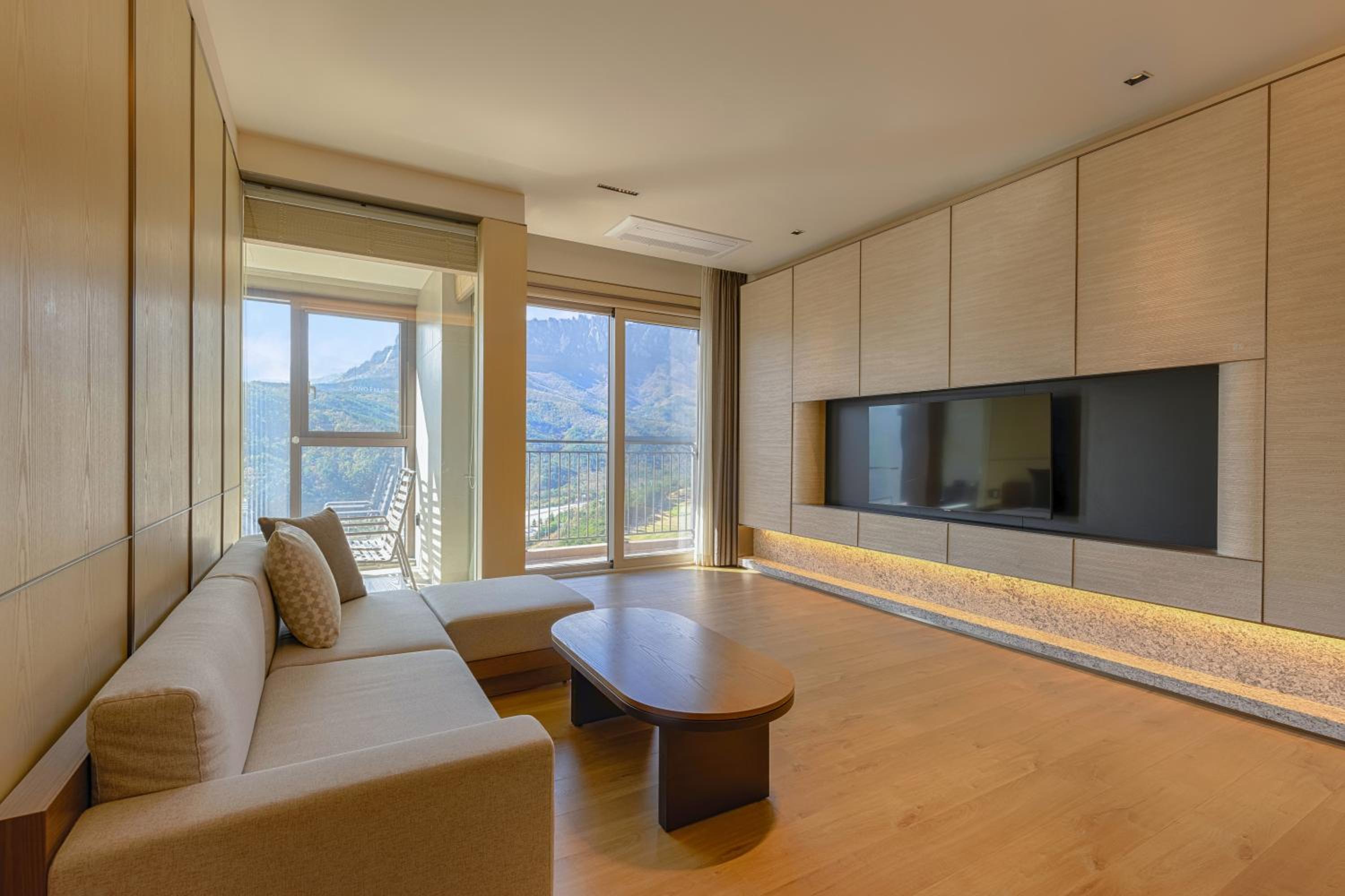 Silver Suite (No Kitchen/Seorak Mountain View/Bed)