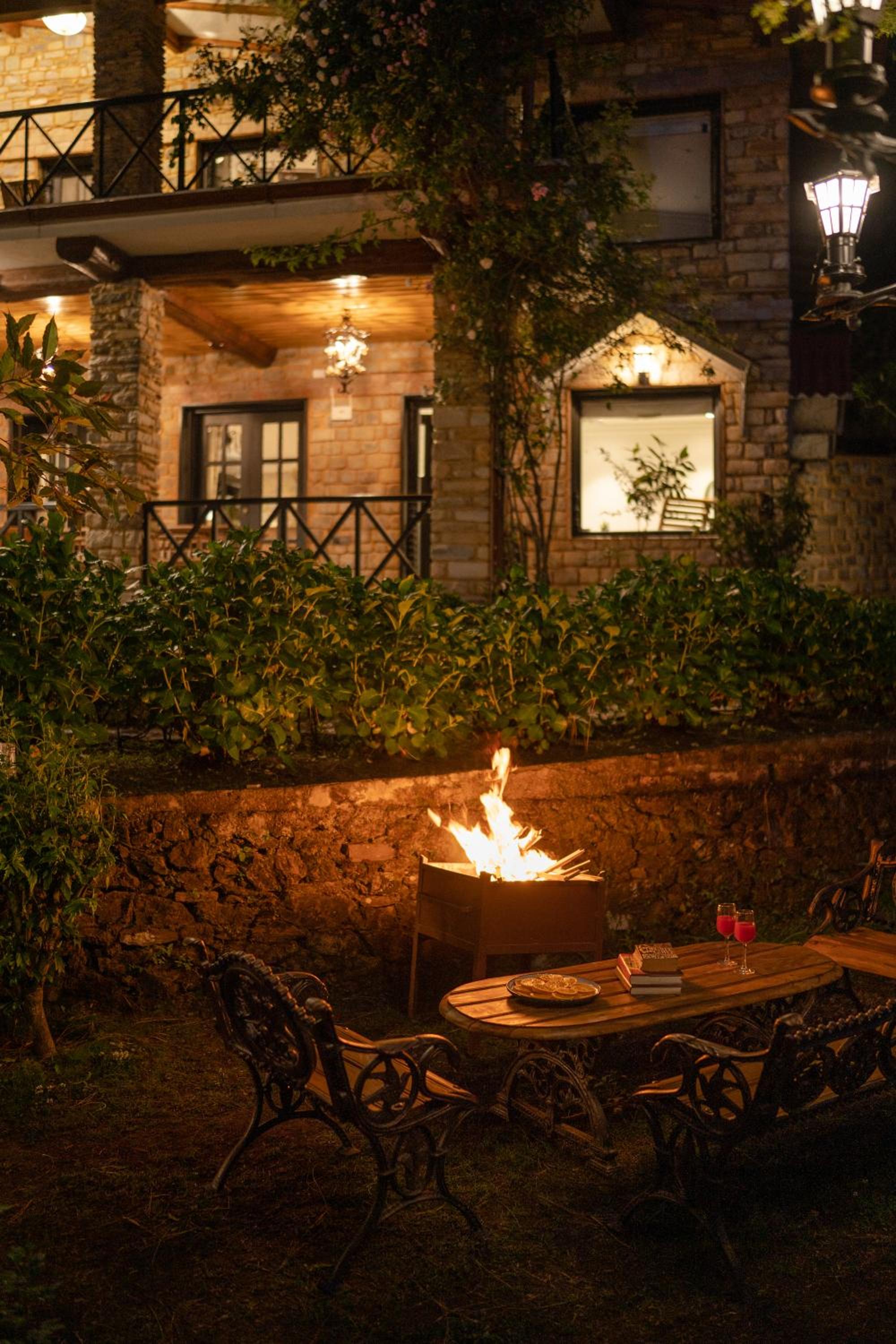 Buransh Terraces - Multi - A & B - Block|7 BHK|Mountain view|Garden|WiFi photo 3