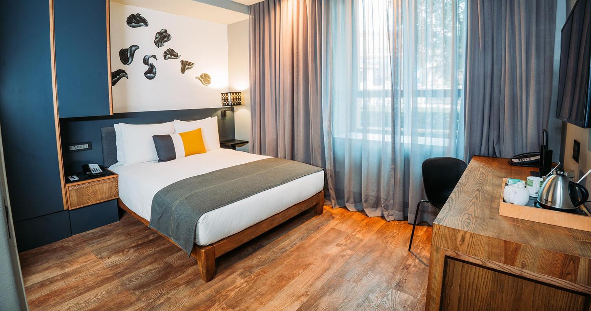 Contemporary Open Plan Room One Queen Bed Paraplegic photo 1