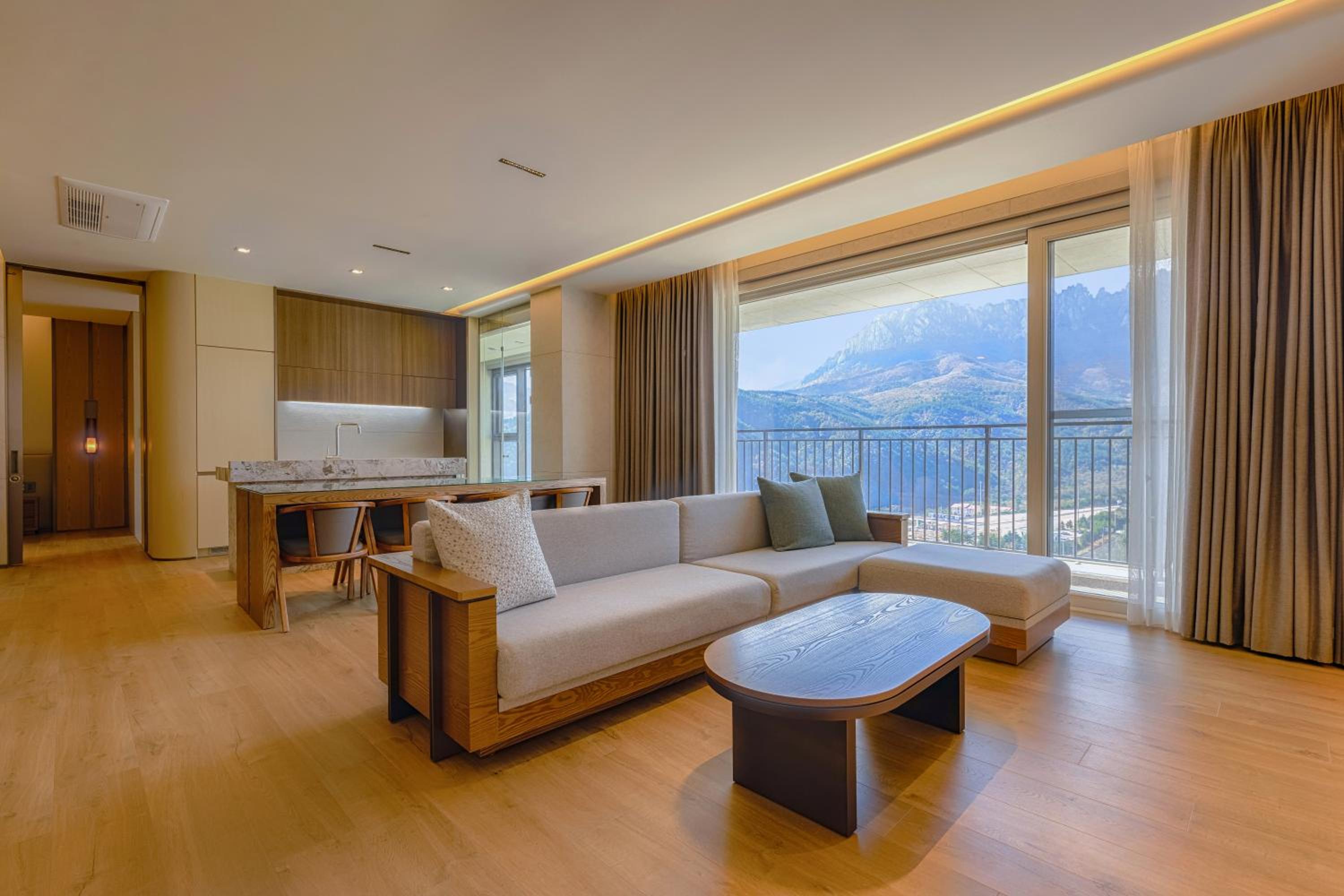 Royal Suite (Kitchen/Seorak Mountain View/Bed)