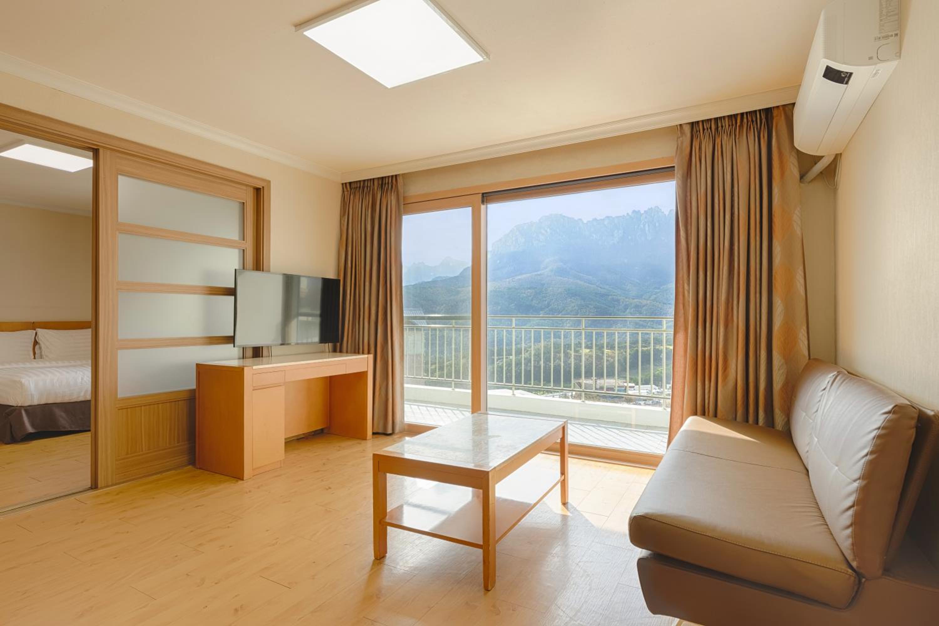 [WEST] Sono Belle Suite(Kitchen/Seorak Mountain View/Bed)