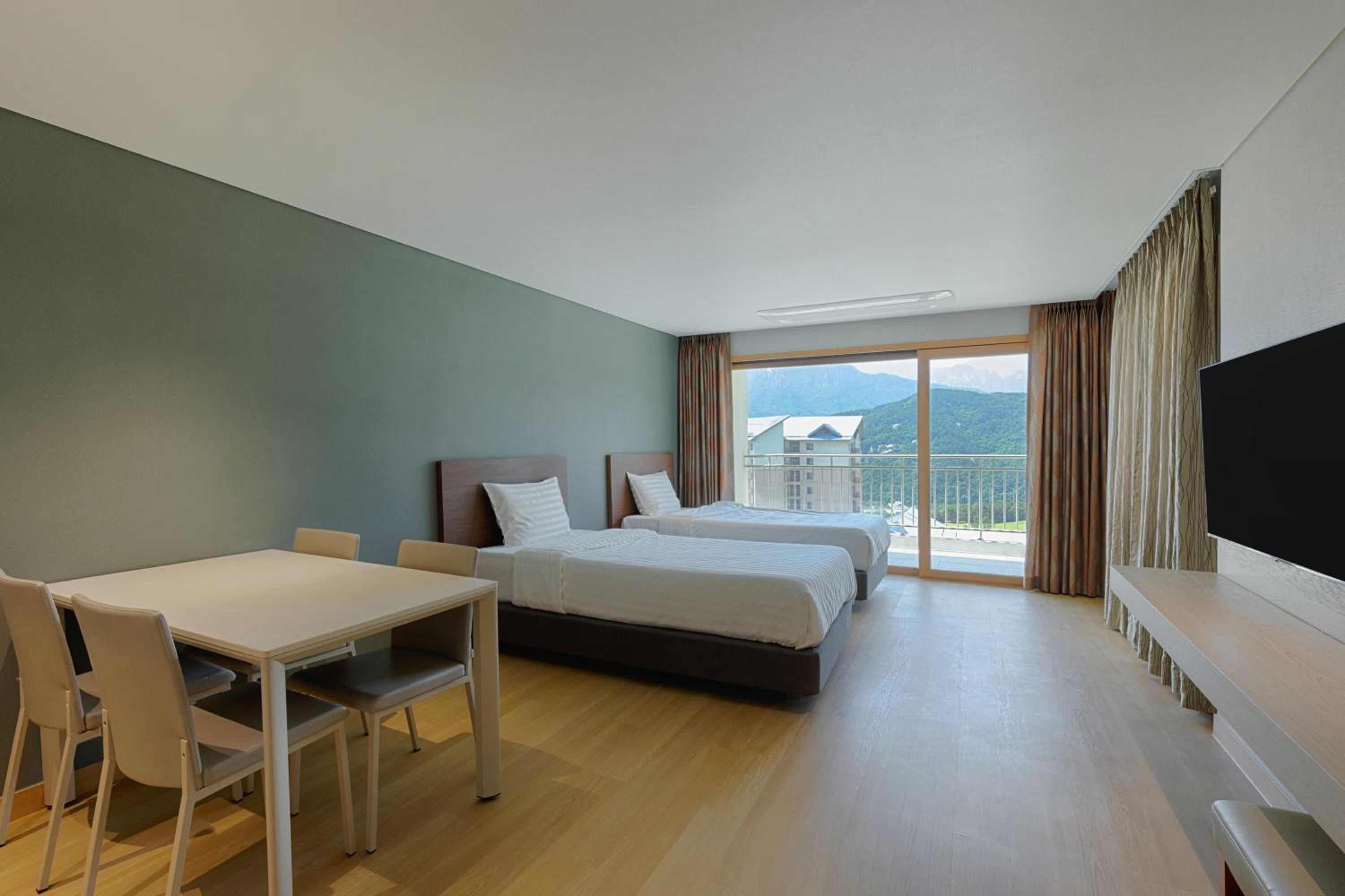 [EAST] Sono Belle Family (Kitchen/Seorak Mountain View/Bed)