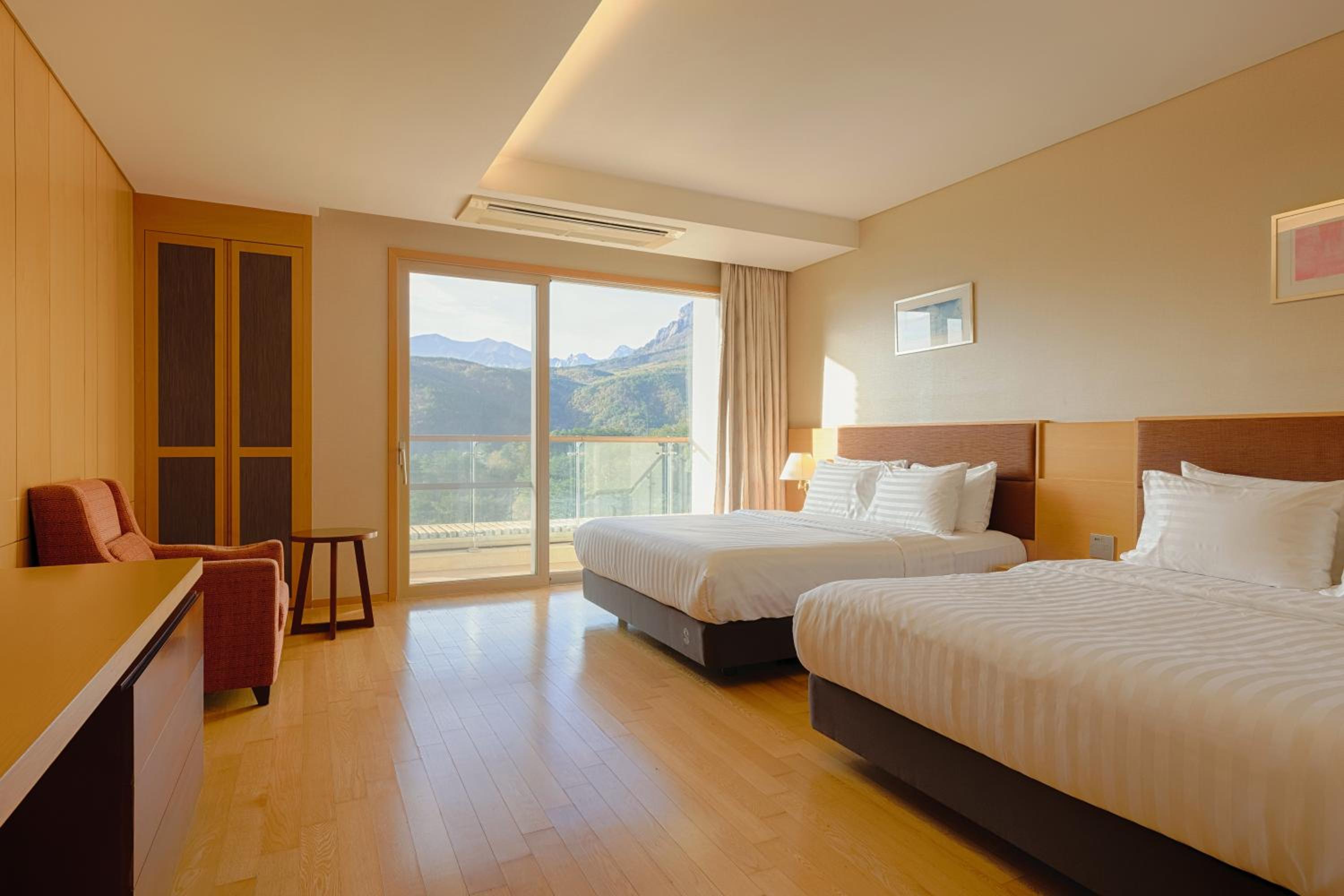 Sono Calm Hotel (No Kitchen/Seorak Mountain View/Family Twin)