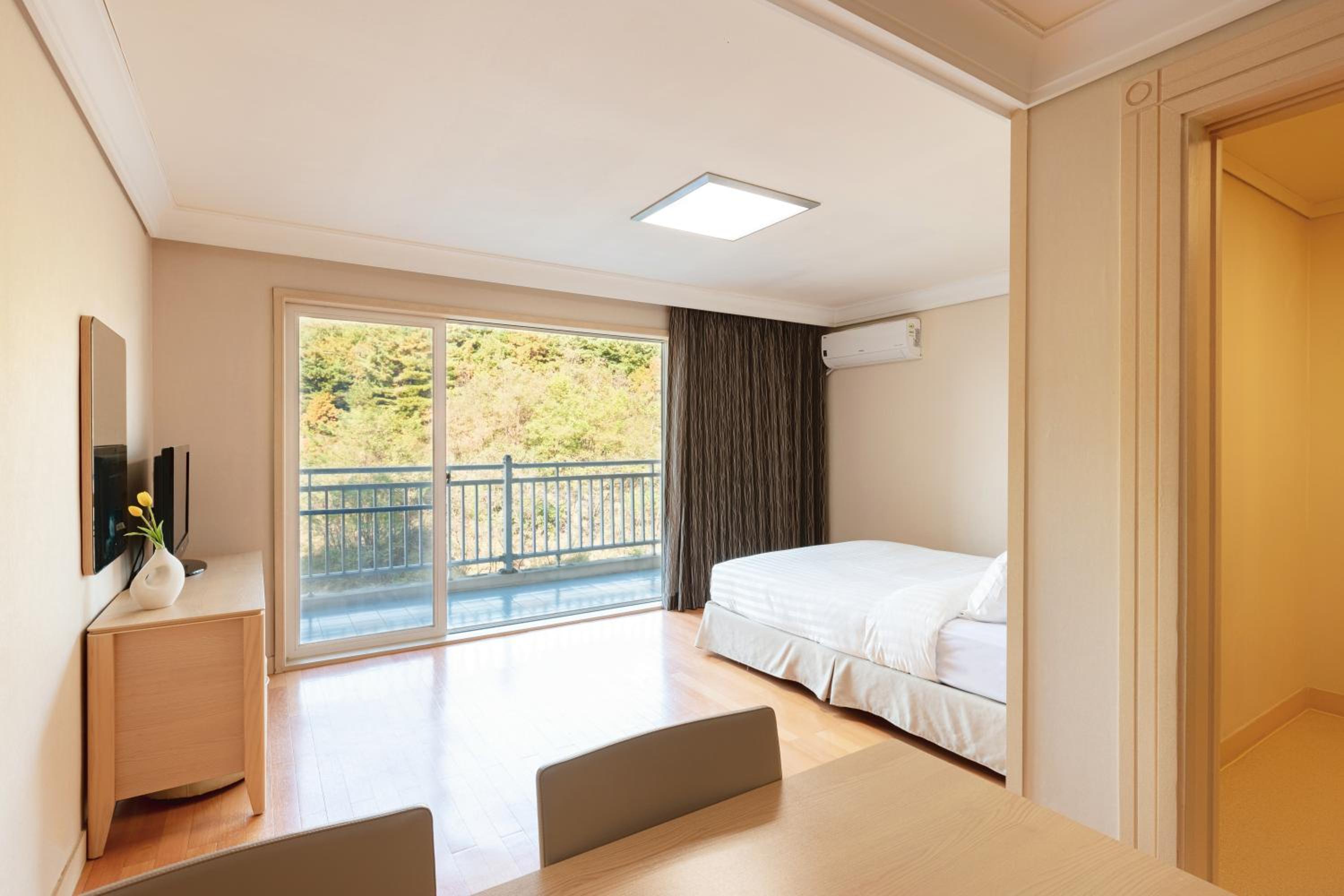 [EAST] Family(Kitchen/Standard/Bed)-Bed Type Randomly Assigned - Photo 2