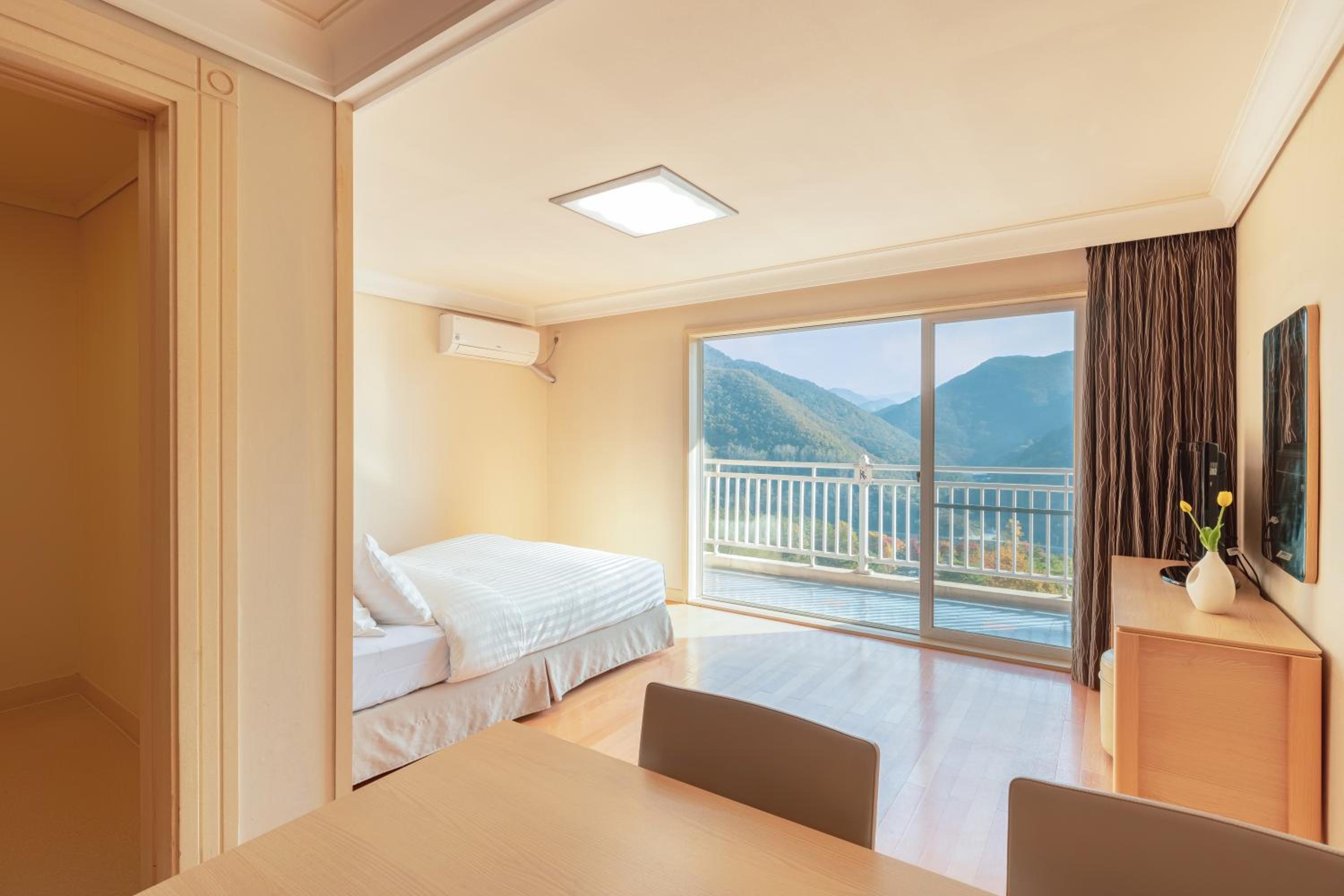 [WEST] Family(Kitchen/Lake View/Bed)-Bed Type Randomly Assigned - Photo 1