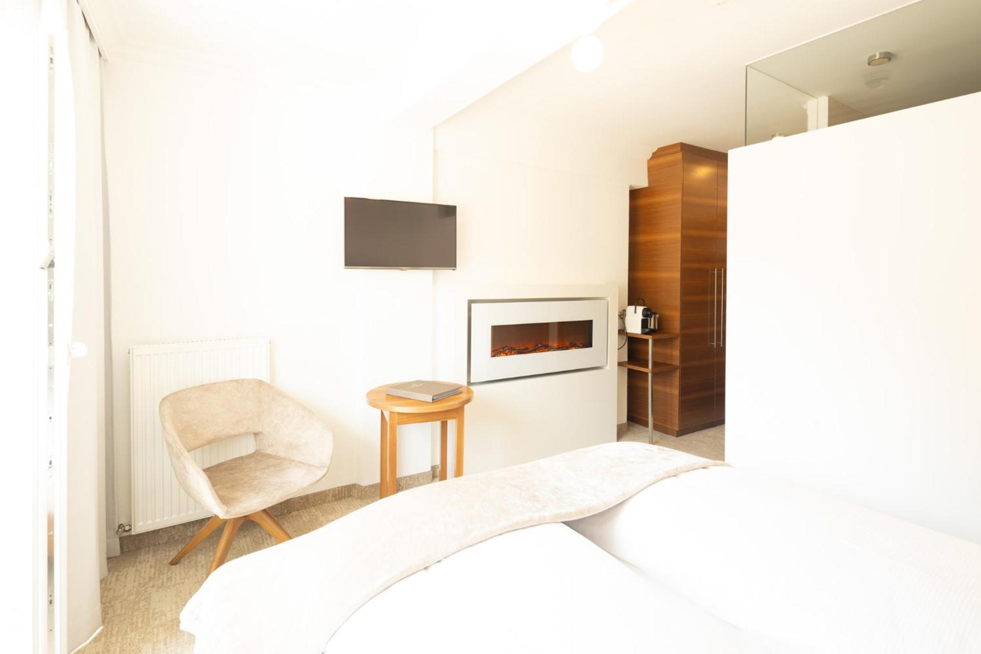 Deluxe Double Room with Balcony and Electric Fireplace photo 1