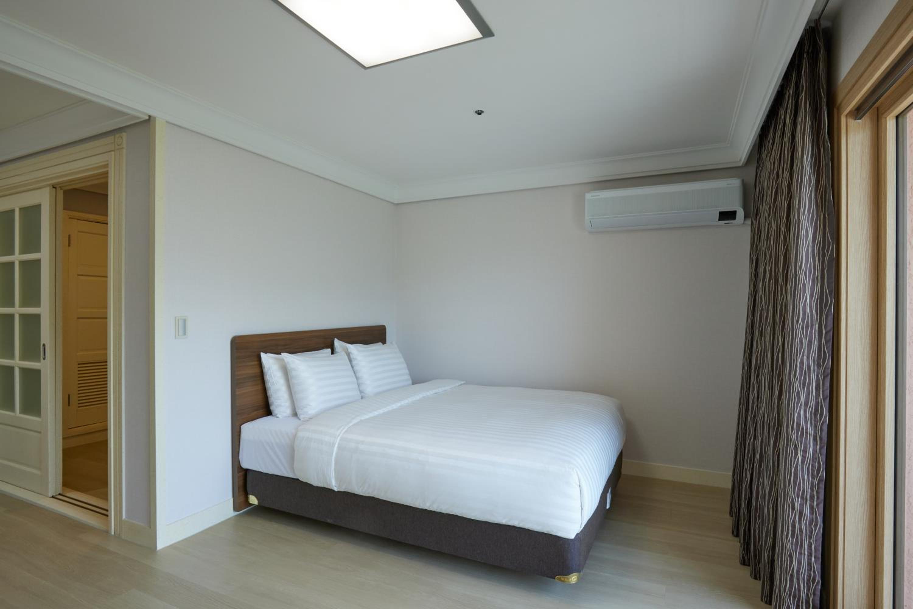 [EAST] Top Family(Kitchen/Standard/Bed)-Bed Type Randomly Assigned - Photo 3